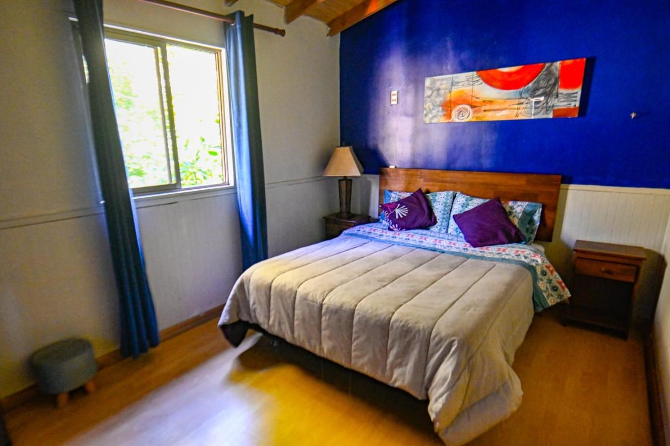 Queen Room with Shared Bathroom photo 1