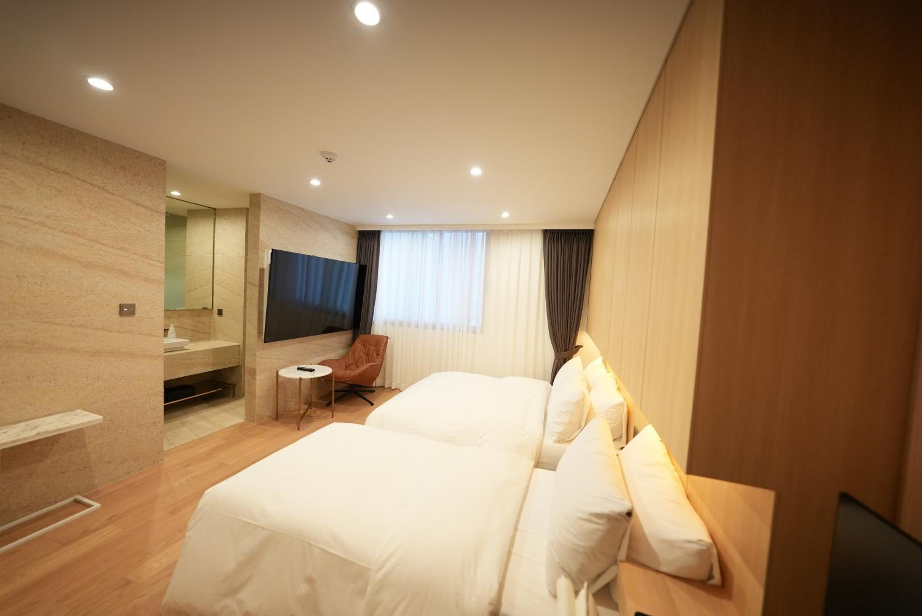 Deluxe Twin Room - Photo 16