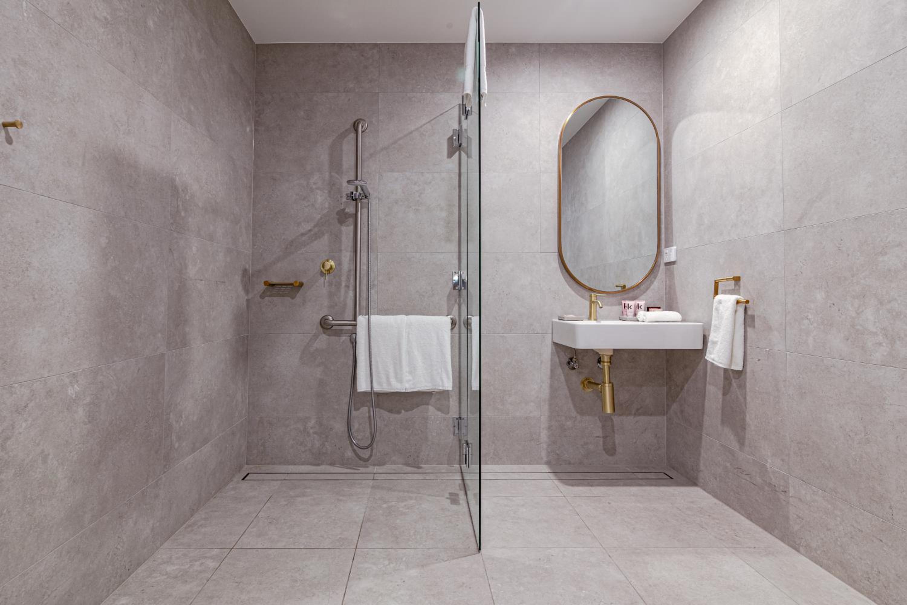 Accessible One-Bedroom Suite - Photo 4