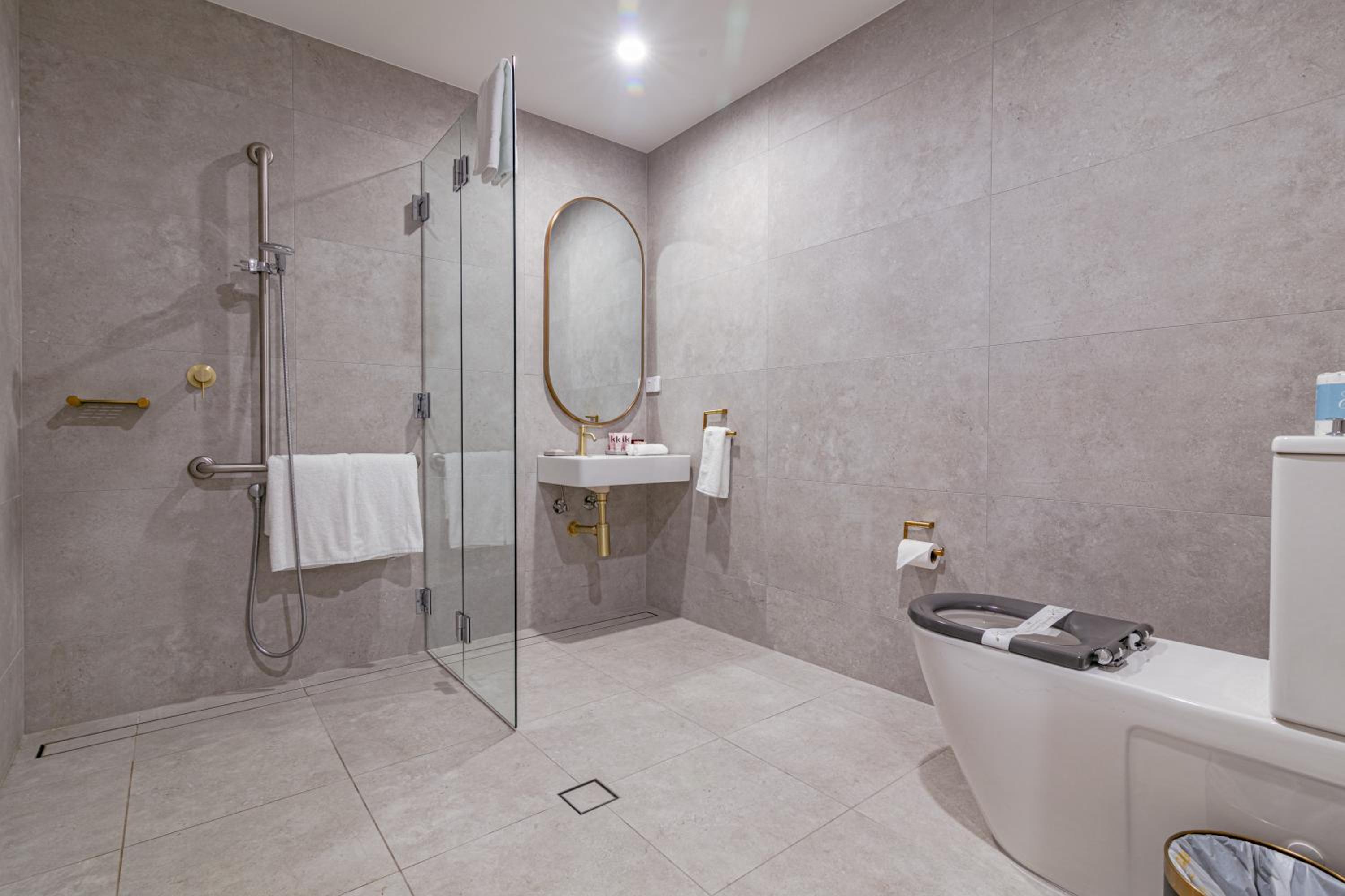 Accessible One-Bedroom Suite - Photo 3
