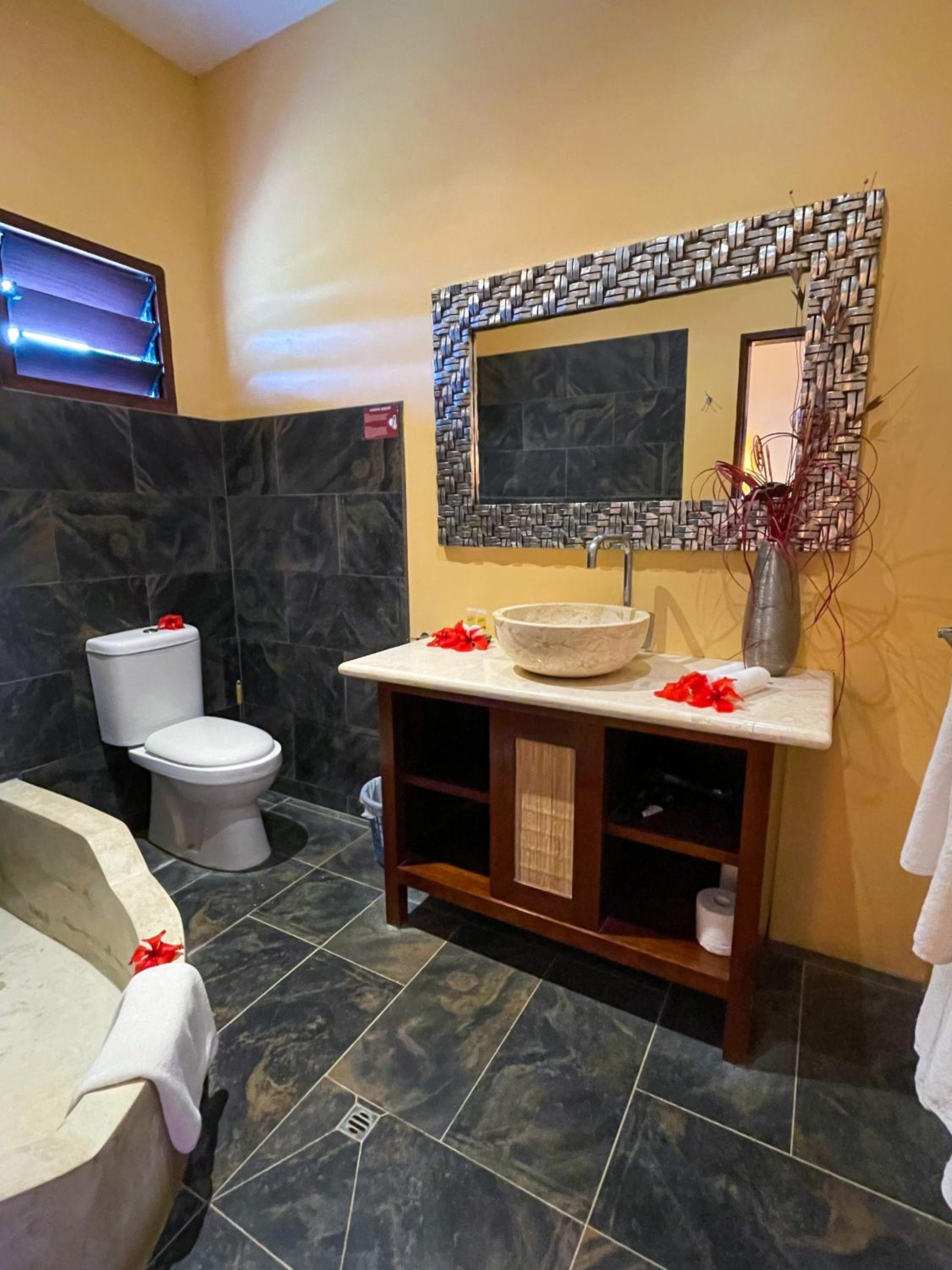 Luxury Oceanfront Suite - Photo 9