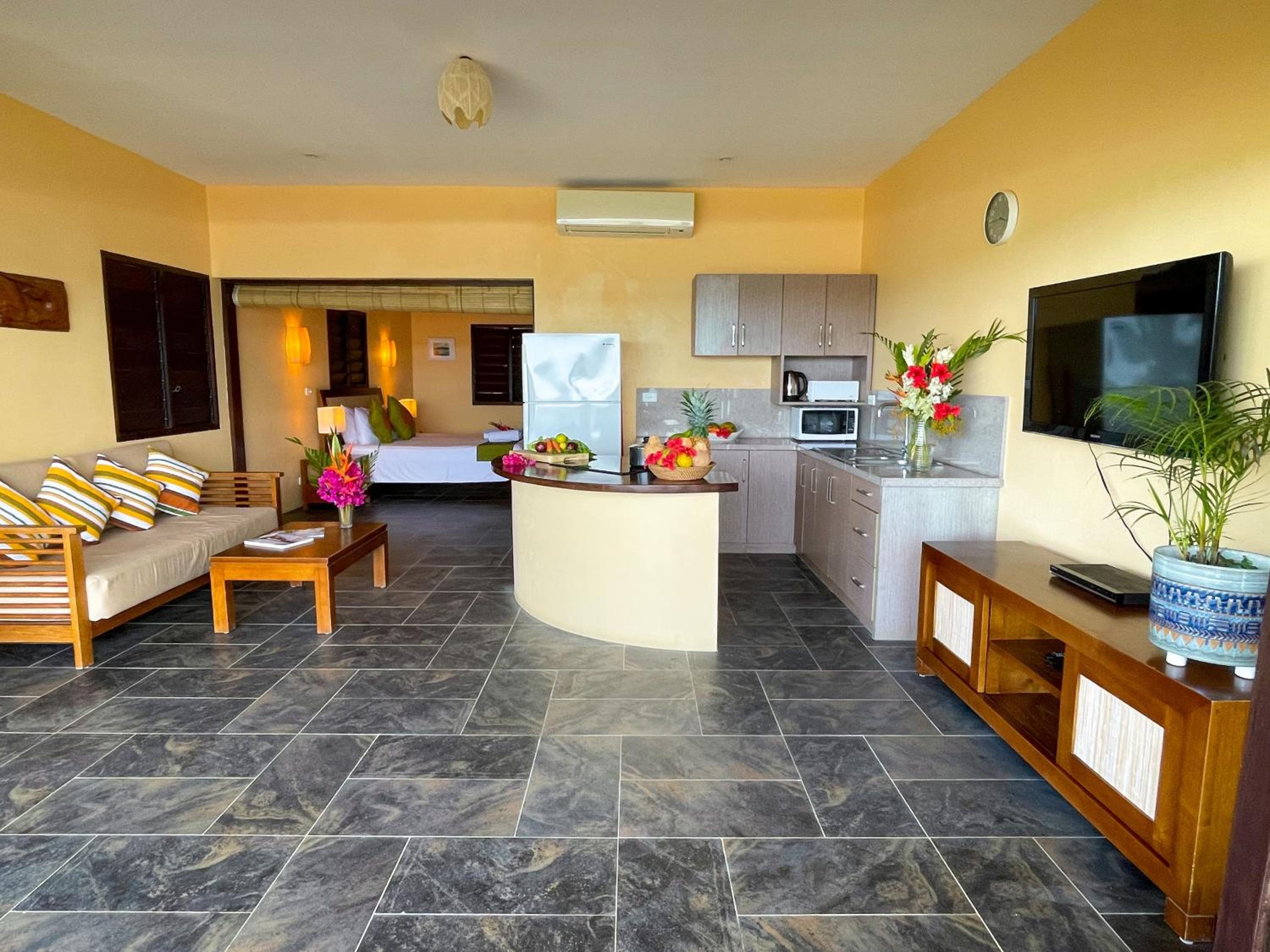 Luxury Oceanfront Suite - Photo 5