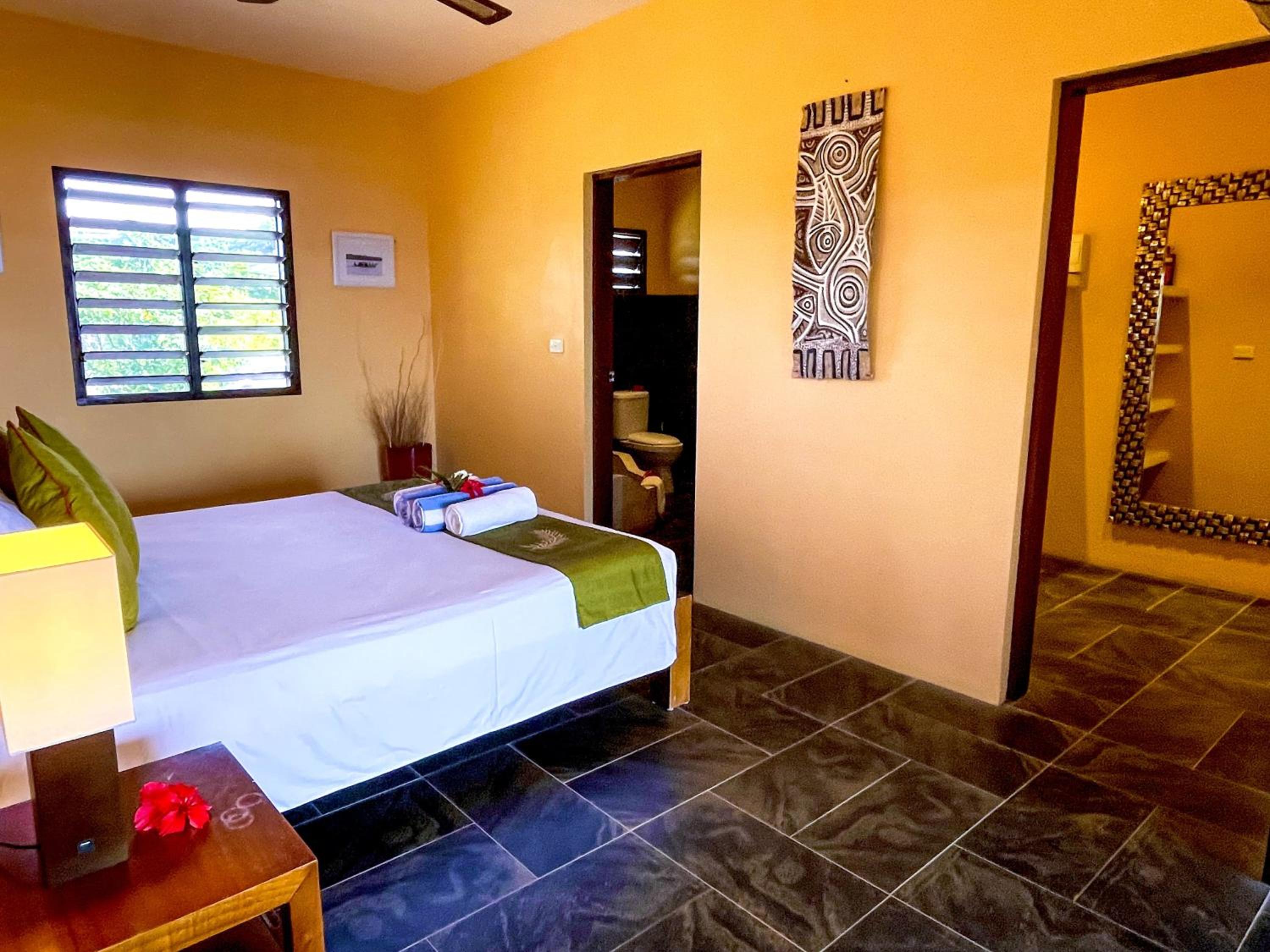 Luxury Oceanfront Suite - Photo 8