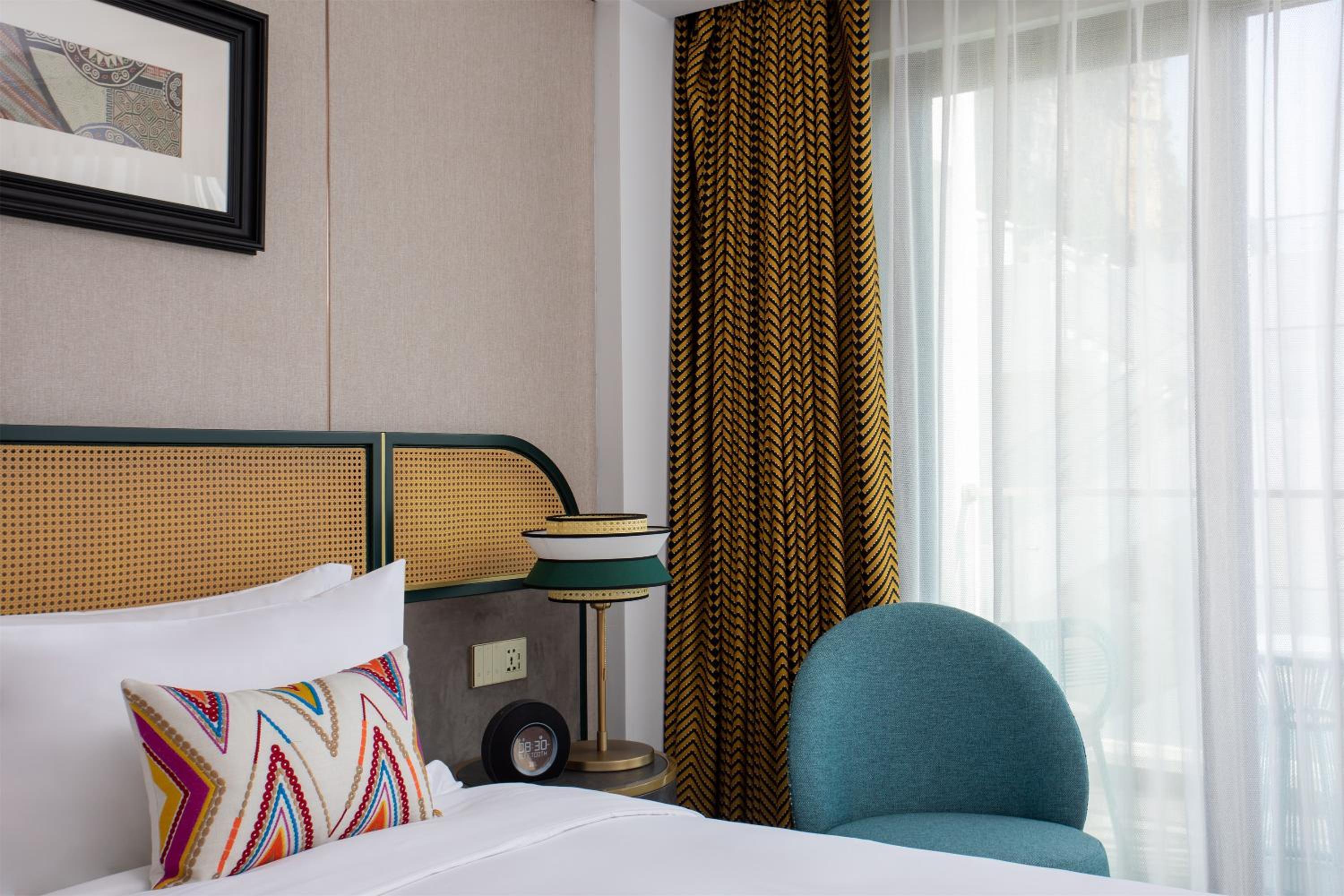 Deluxe King Room - Non-Smoking - Photo 2