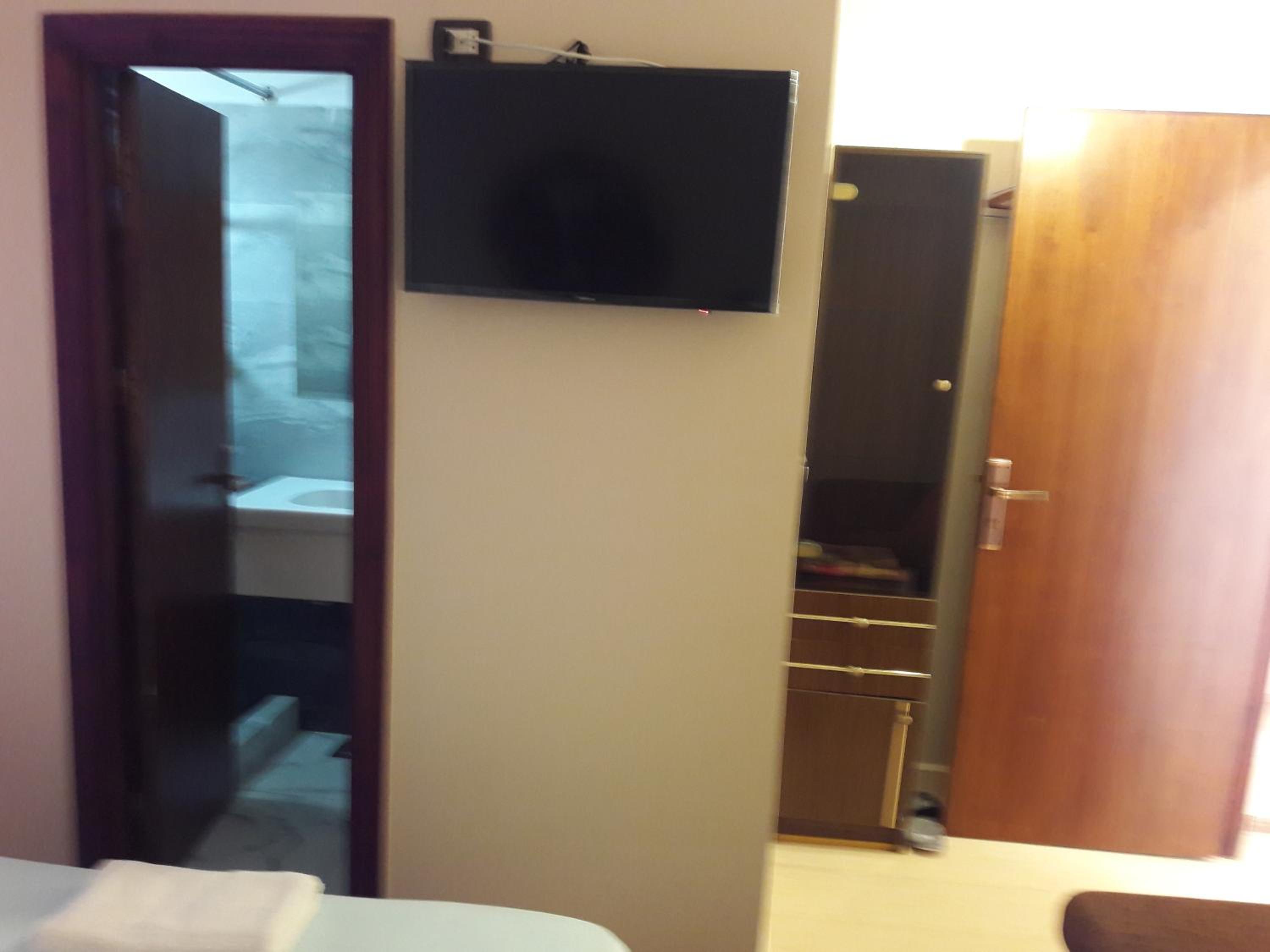 Private Double Room with Private Bathroom - Photo 29