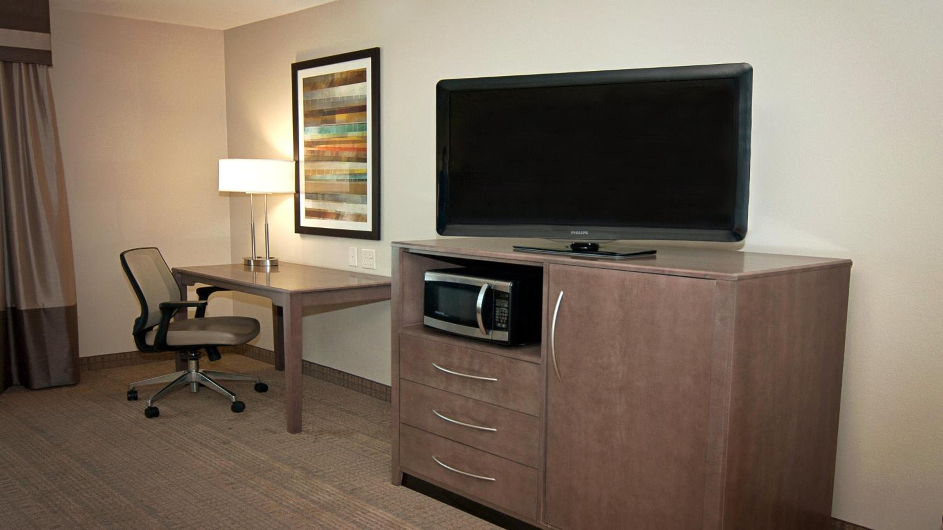 Standard King Room with Mobility Accessible Roll-In Shower photo 2