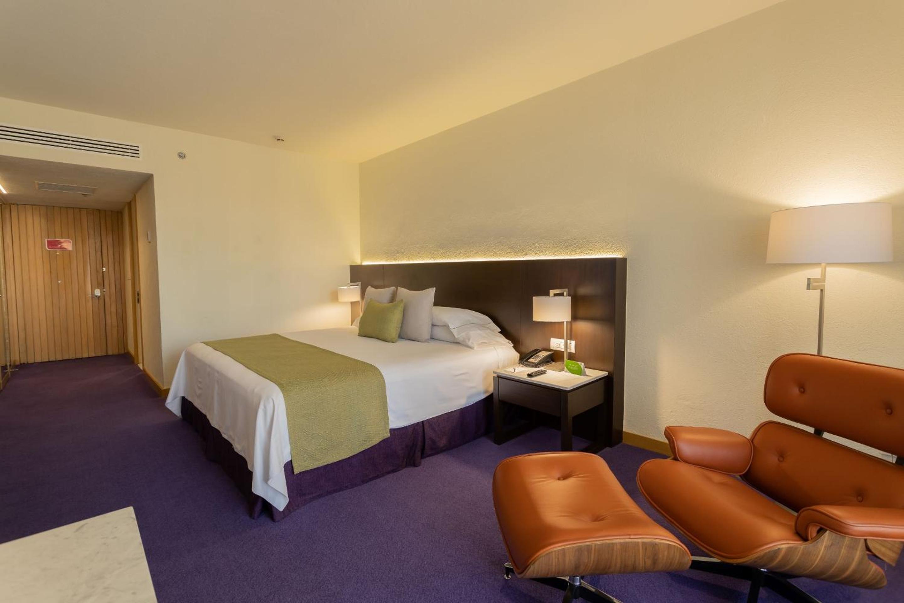 Master Suite thumbnail 5