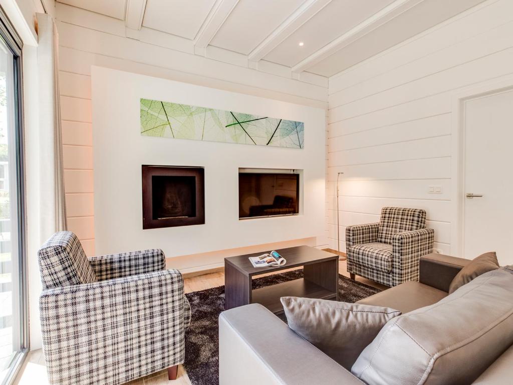 Comfort Two-Bedroom Villa with Hot Tub (4 Adults)