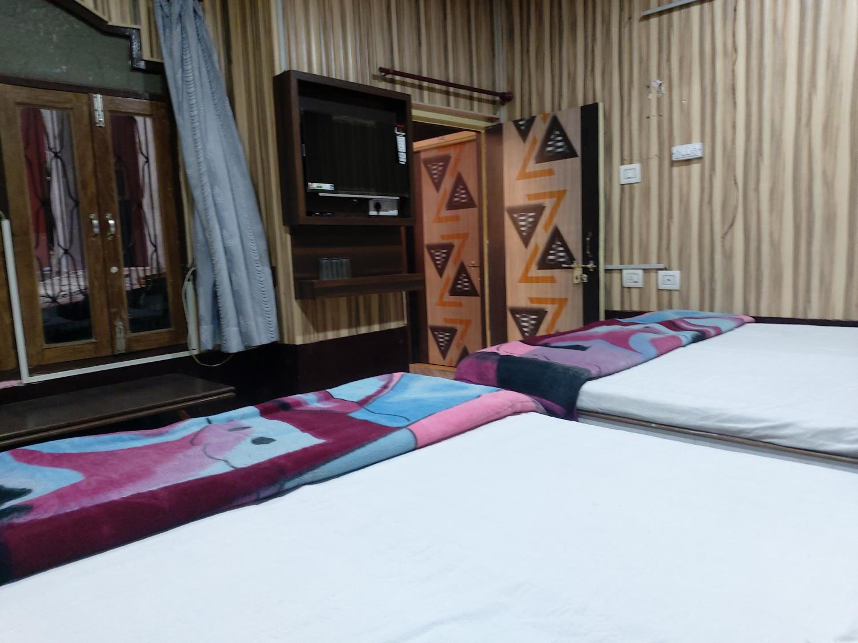 Deluxe Queen Room with Two Queen Beds photo 3