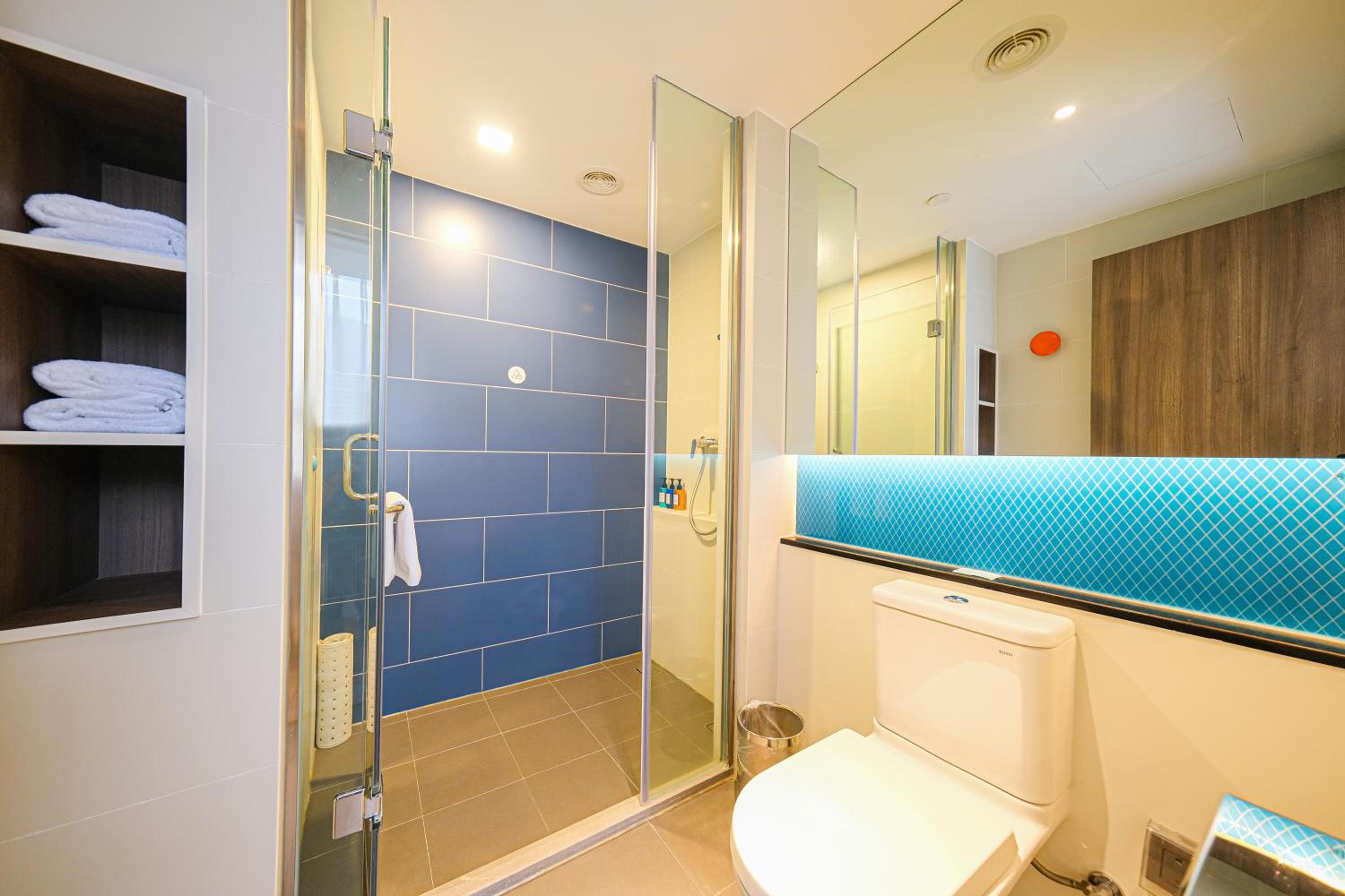 Standard King Room with Extra Floor Space - Photo 2