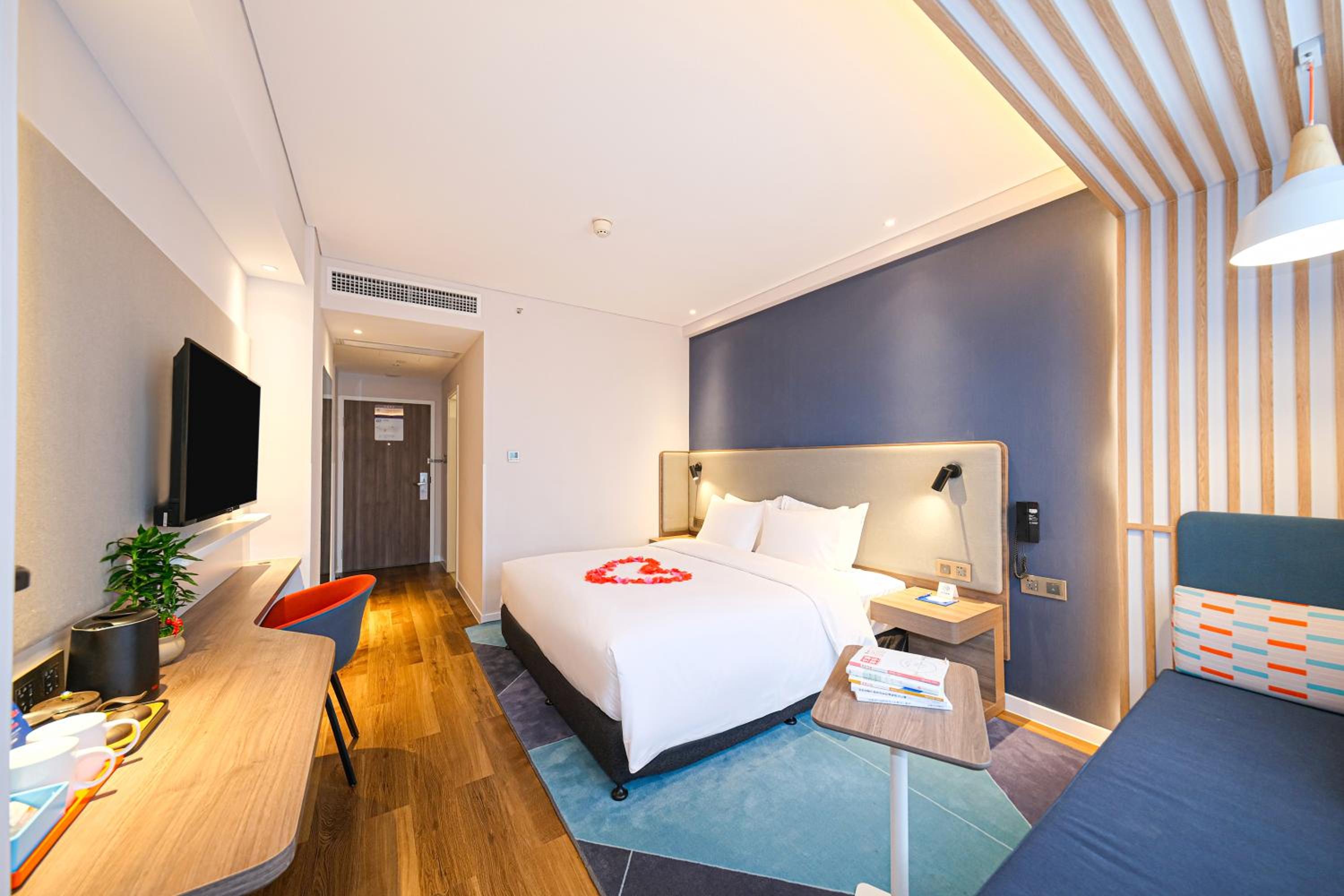Standard King Room with Lake View - Photo 1