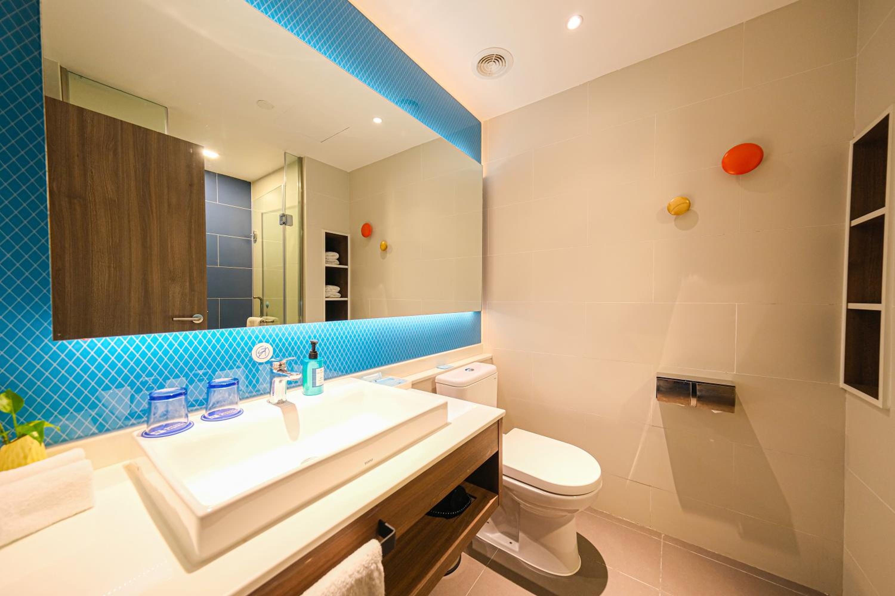 Standard King Room with Lake View - Photo 6