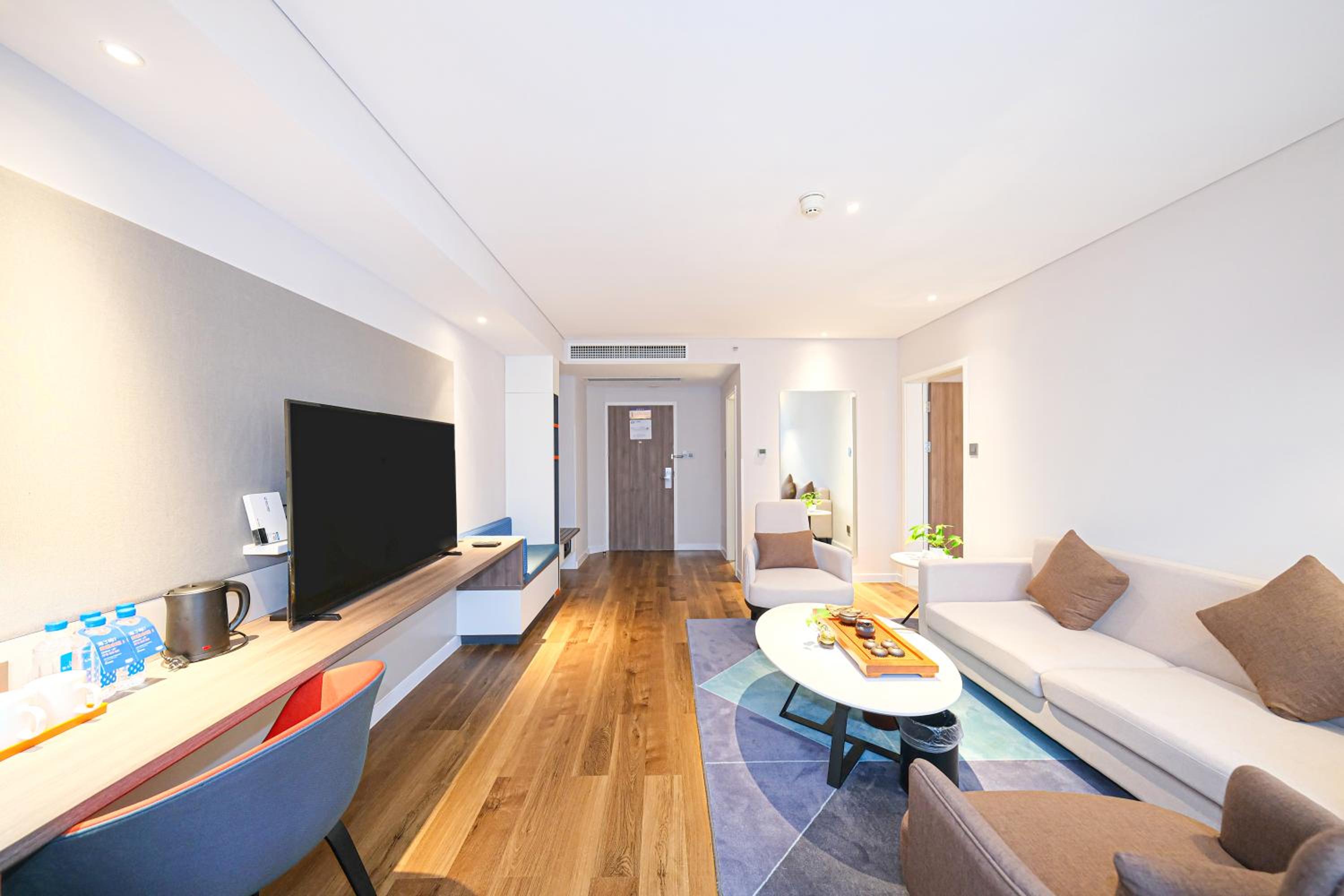 One-Bedroom Suite - Photo 3