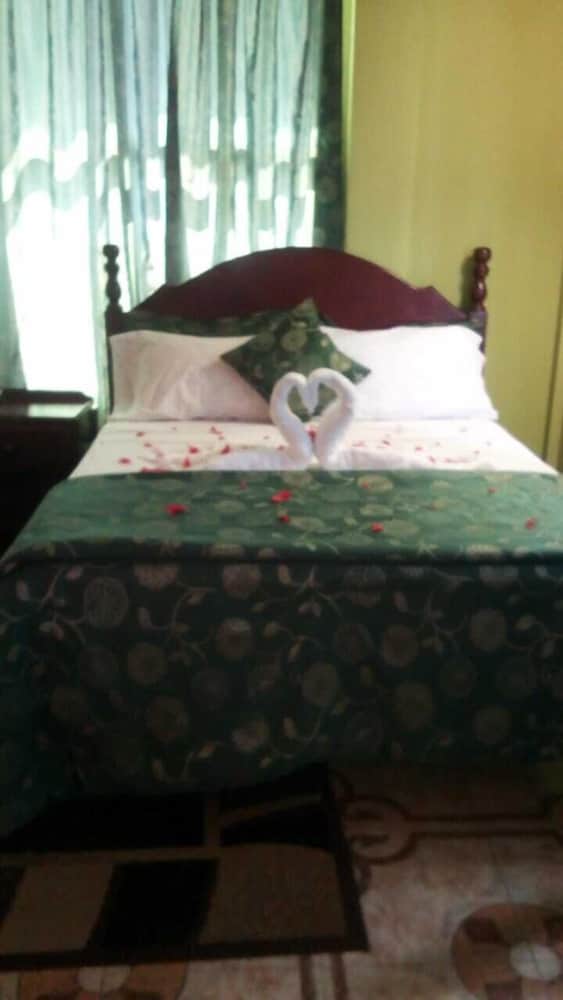 Family Room, 2 Double Beds, Kitchenette photo 1