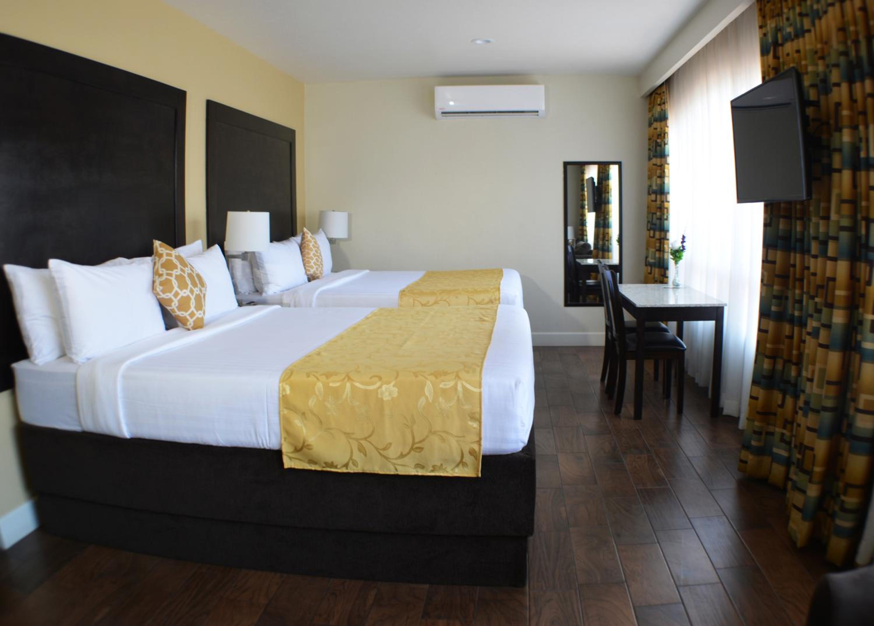 Deluxe Queen Suite