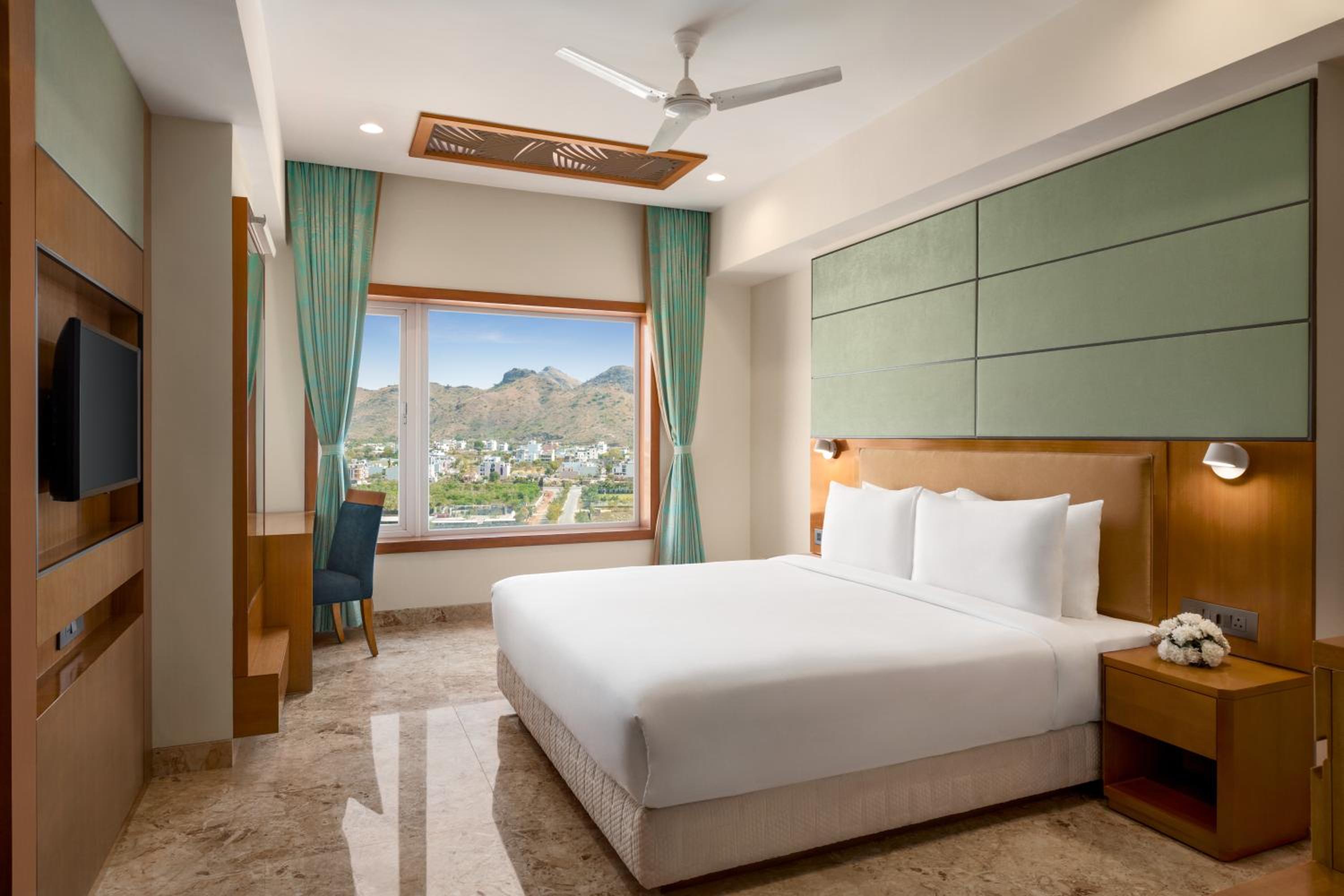Deluxe King Room - Non-Smoking - Photo 1