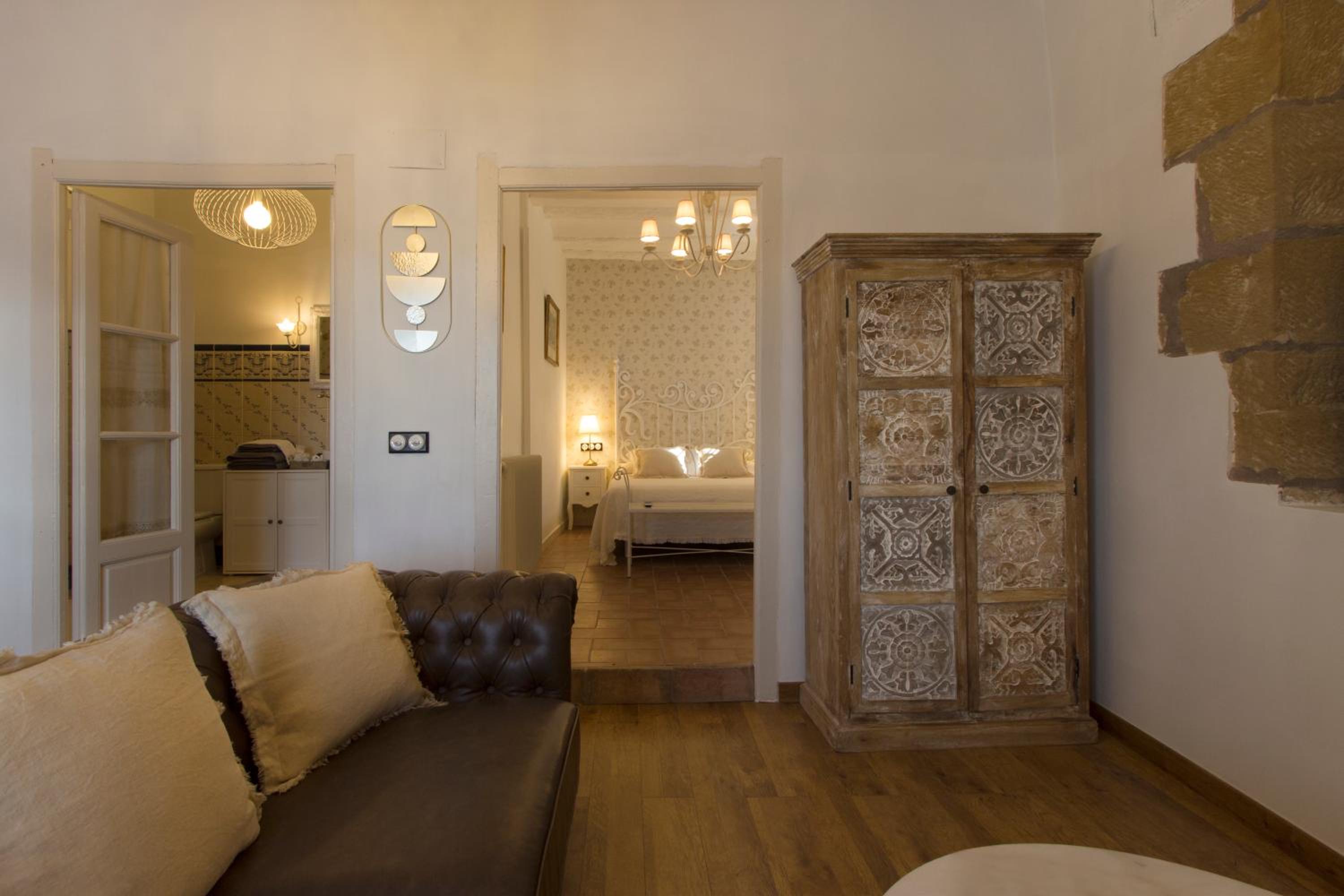 Deluxe Double Room - Photo 11