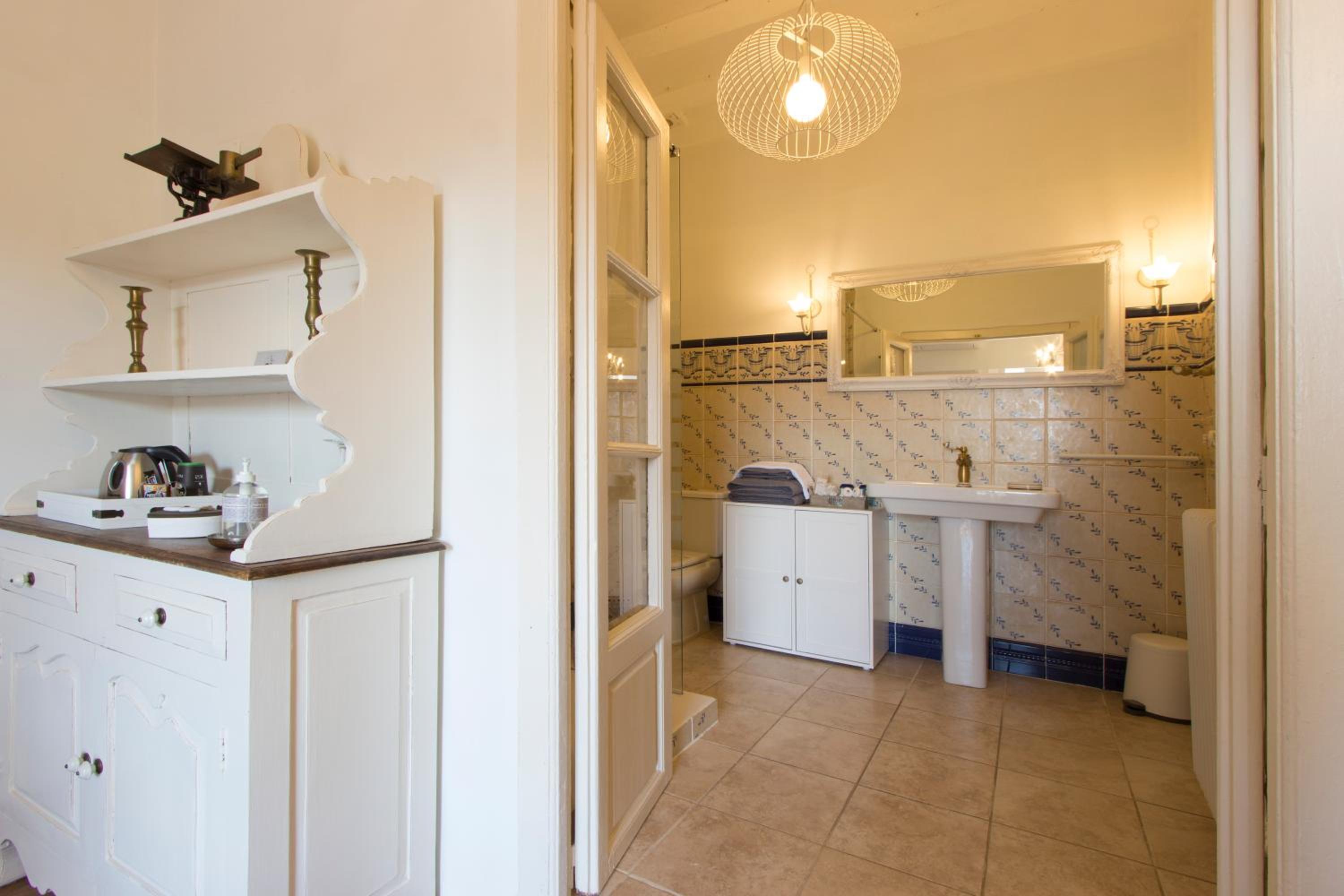 Deluxe Double Room - Photo 9