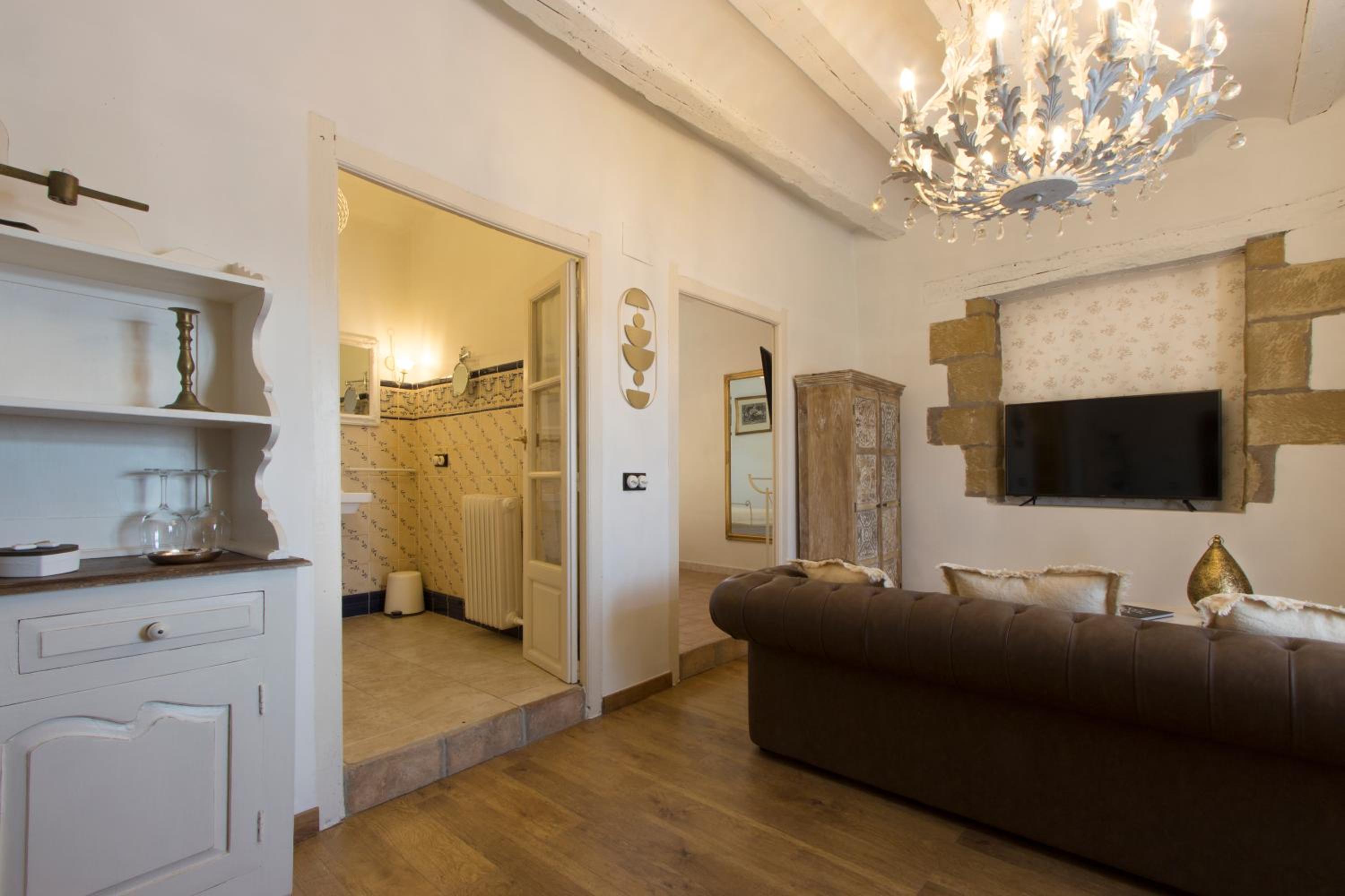 Deluxe Double Room - Photo 10