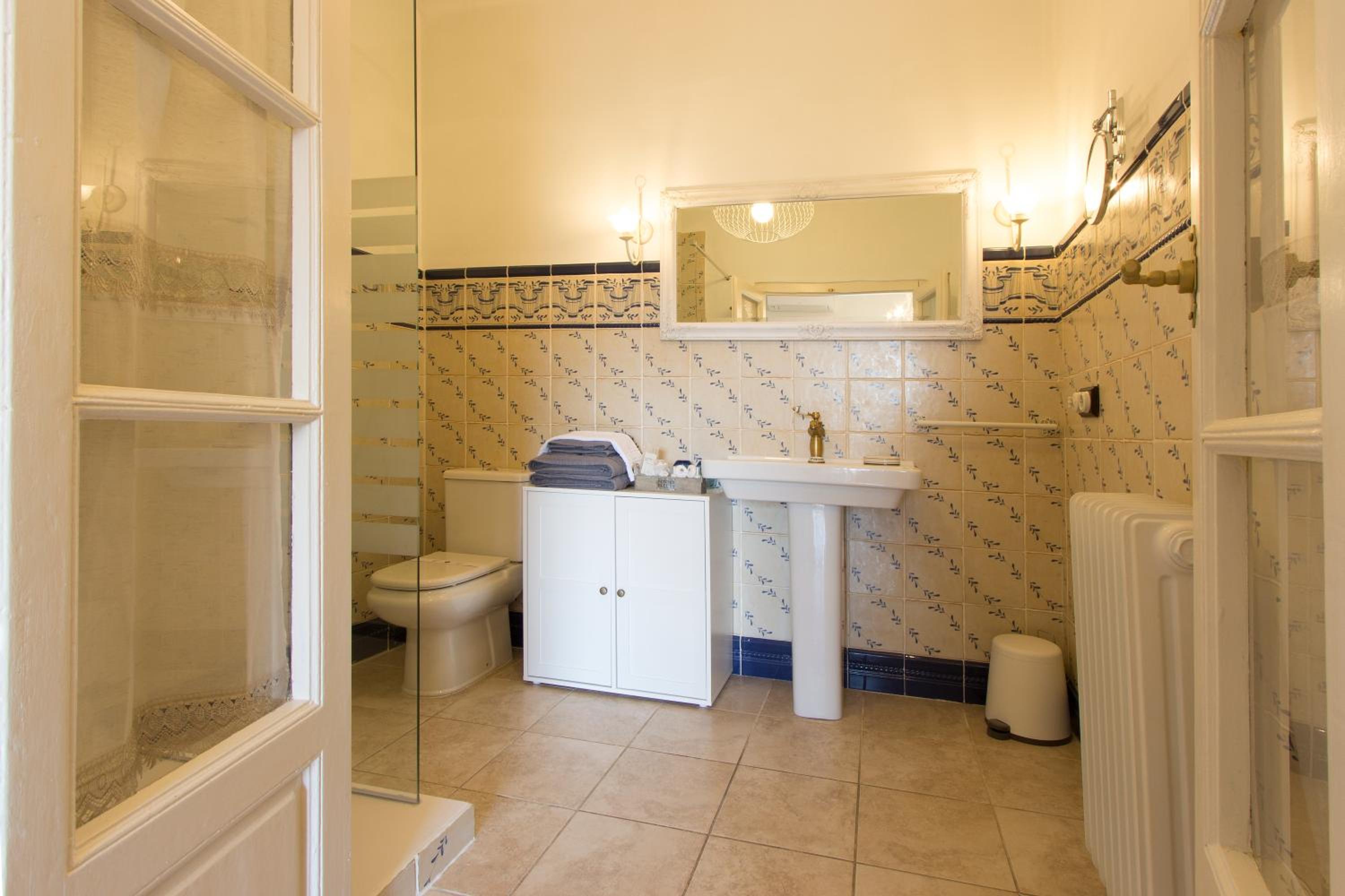 Deluxe Double Room - Photo 15