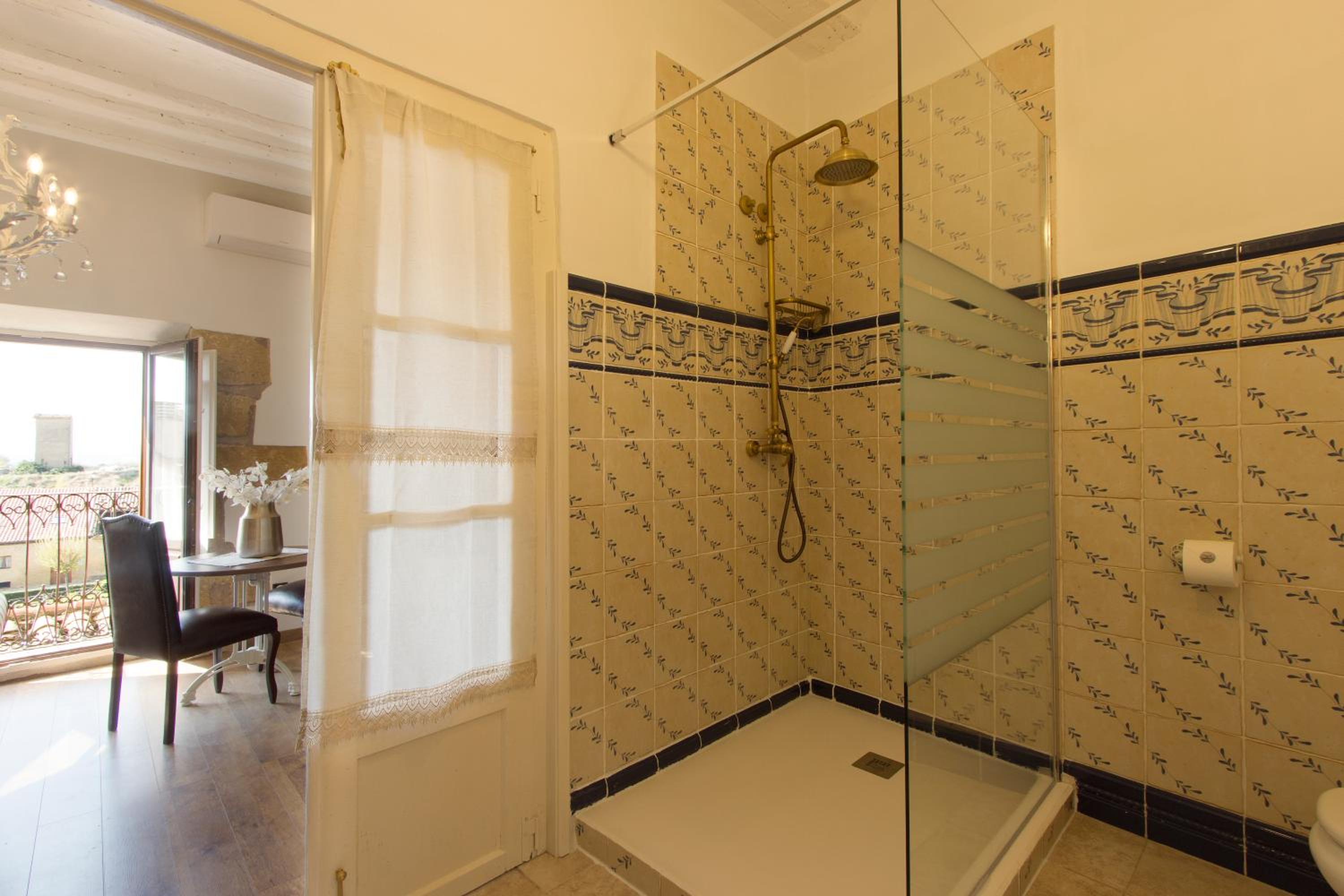 Deluxe Double Room - Photo 7