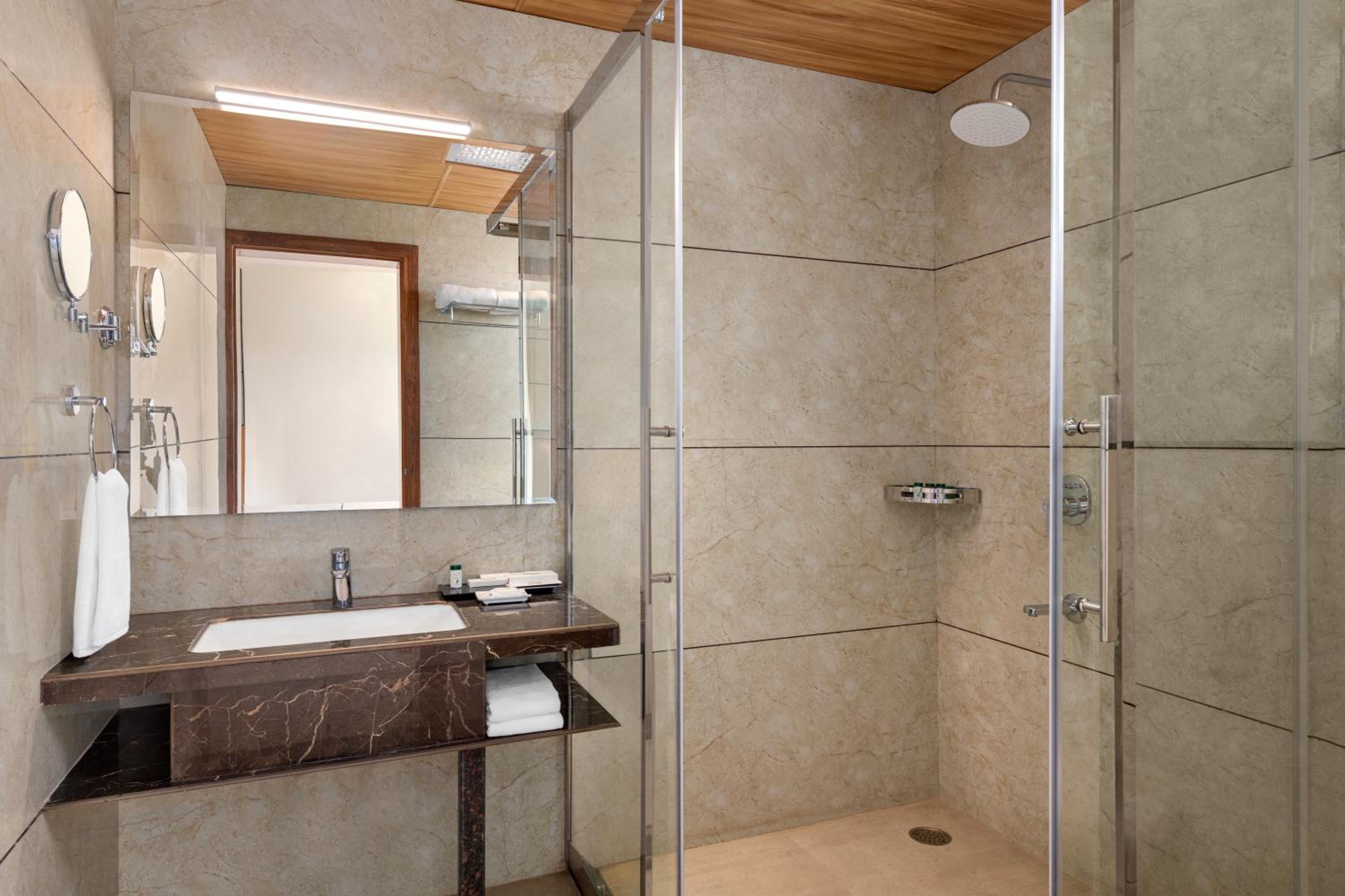 Deluxe King Room - Non-Smoking - Photo 2