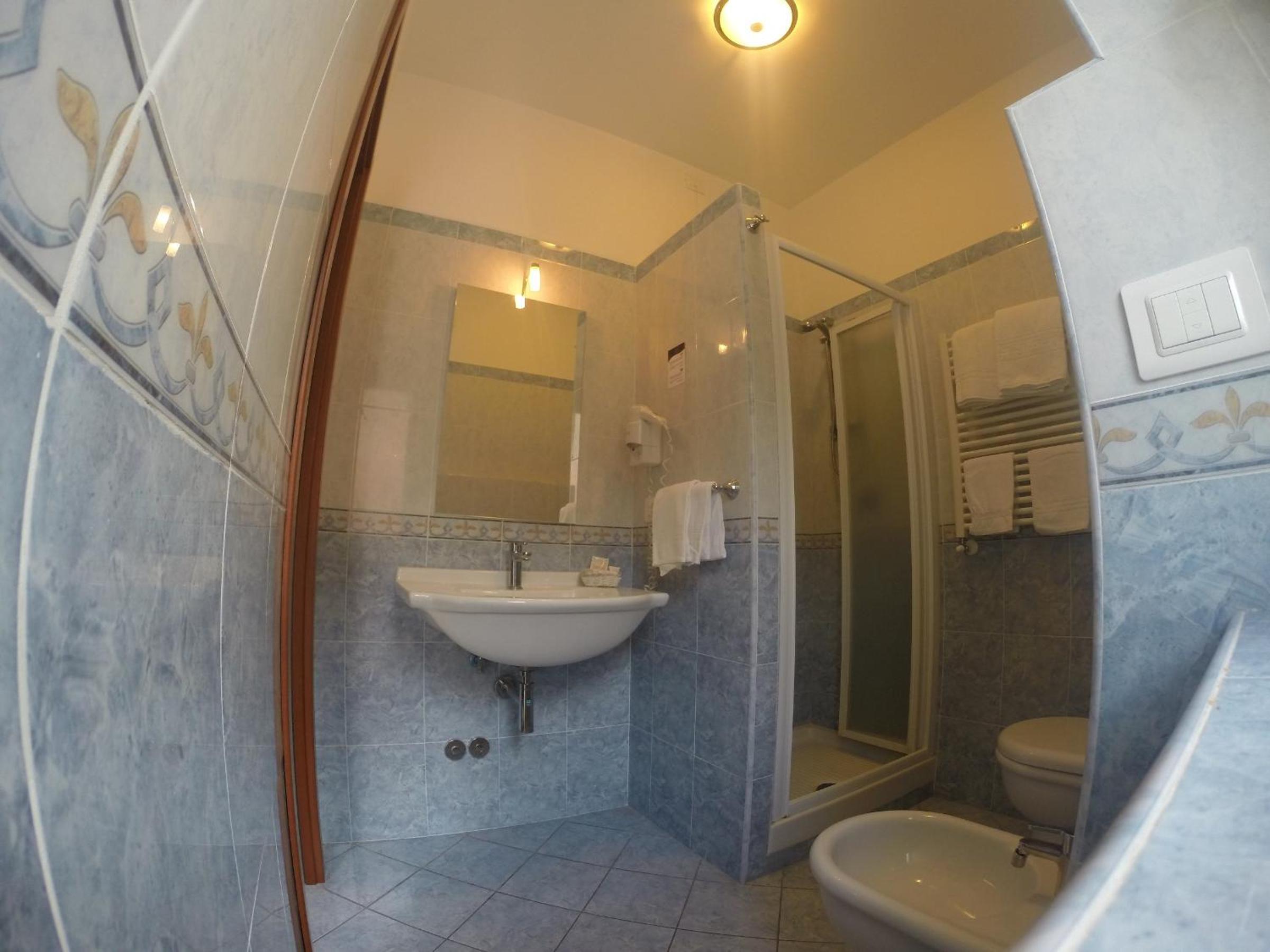Double Room - Photo 7