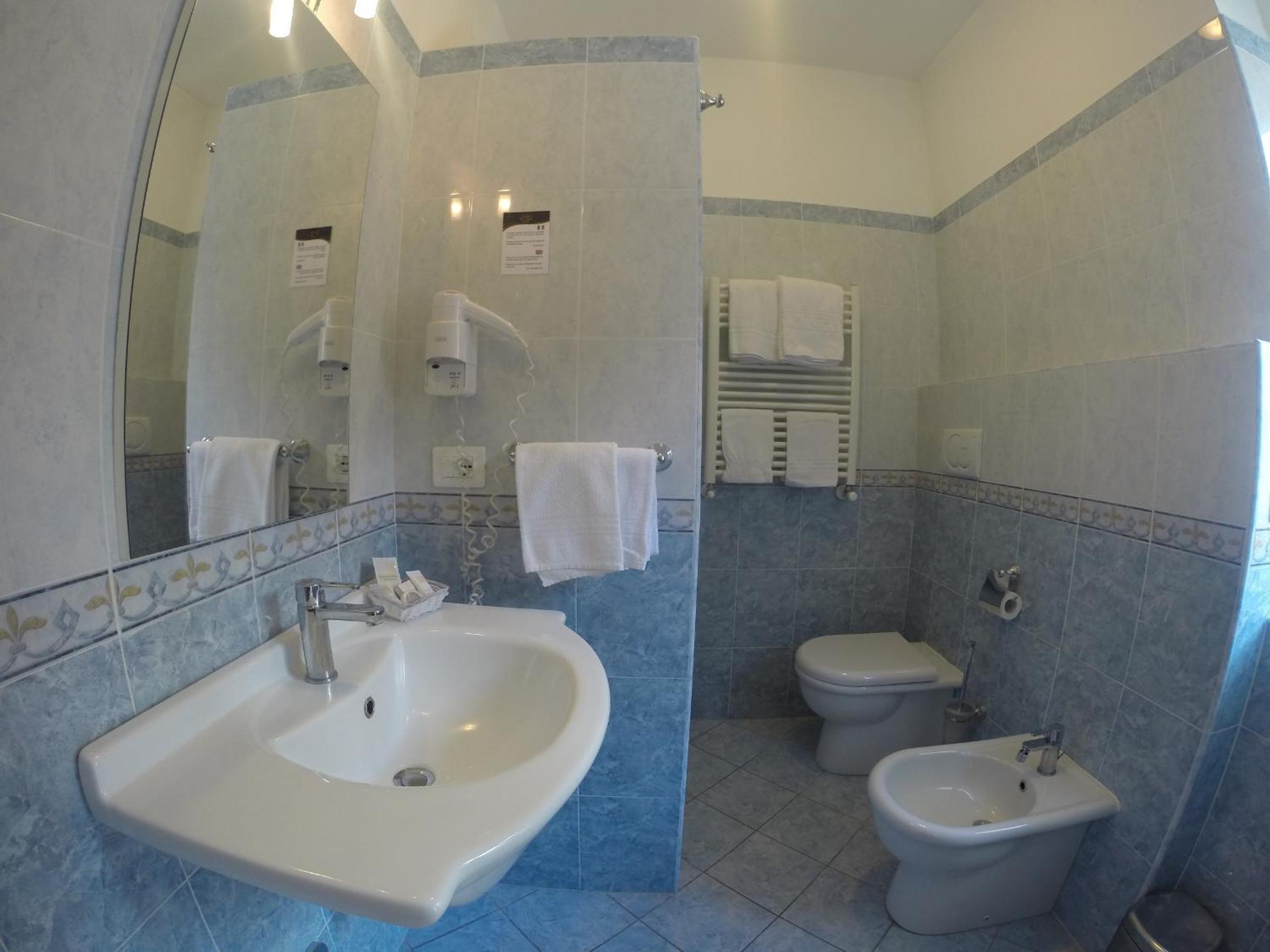 Double Room - Photo 8