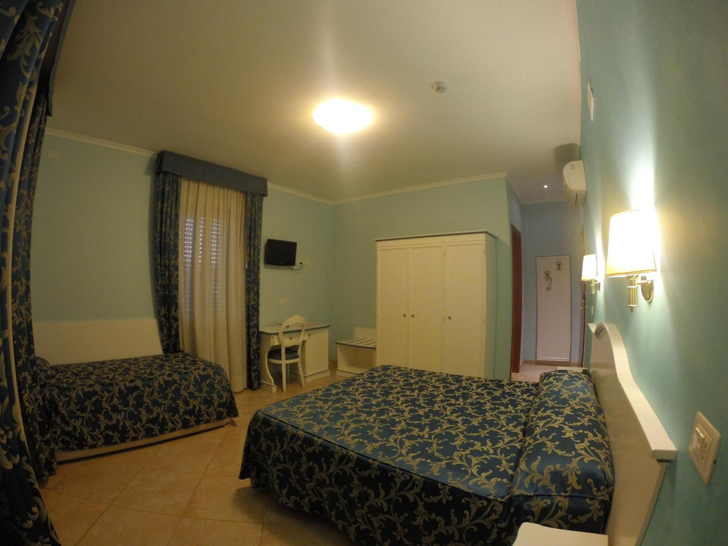 Double Room - Photo 5