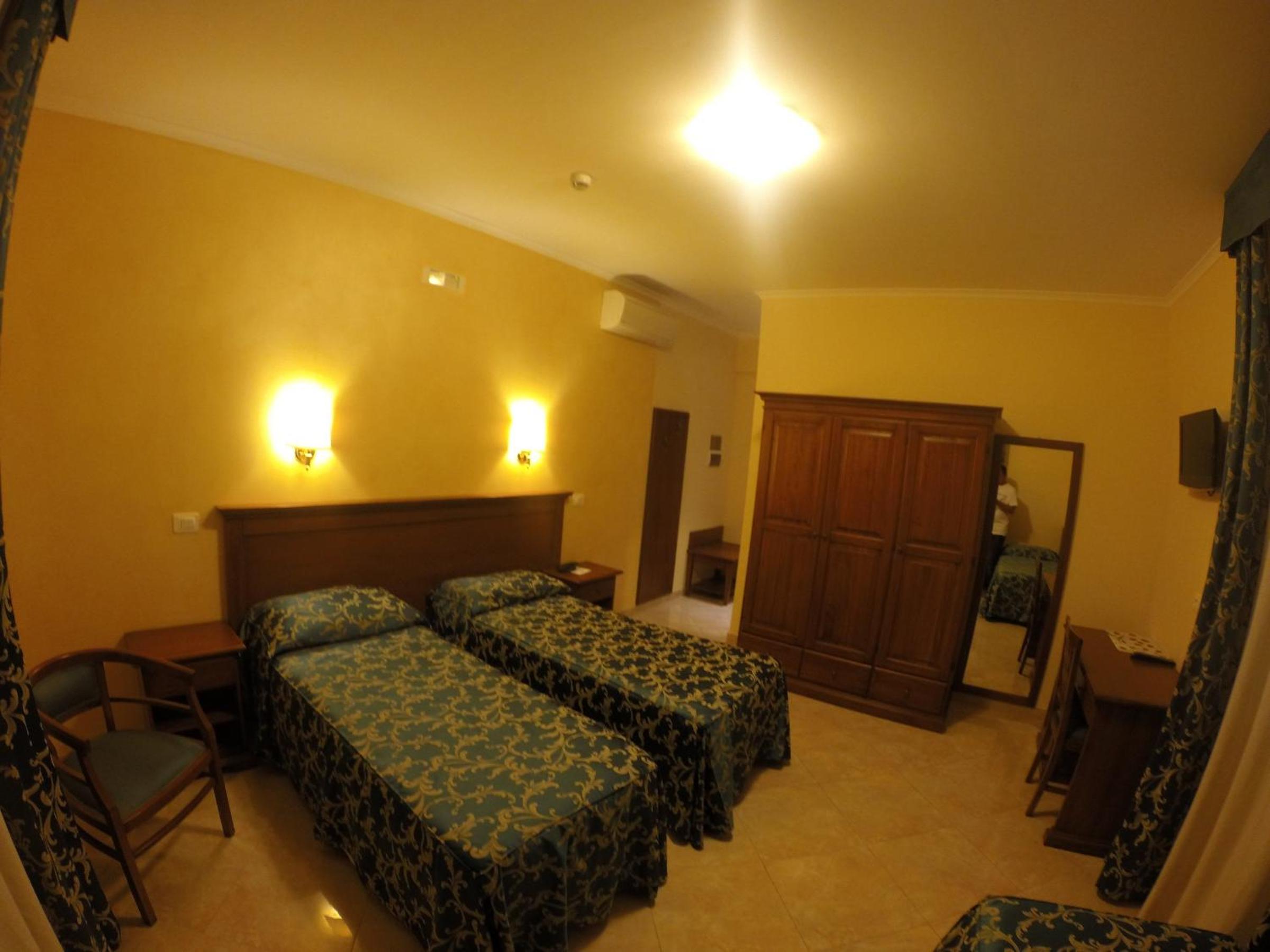 Twin Room - Photo 1