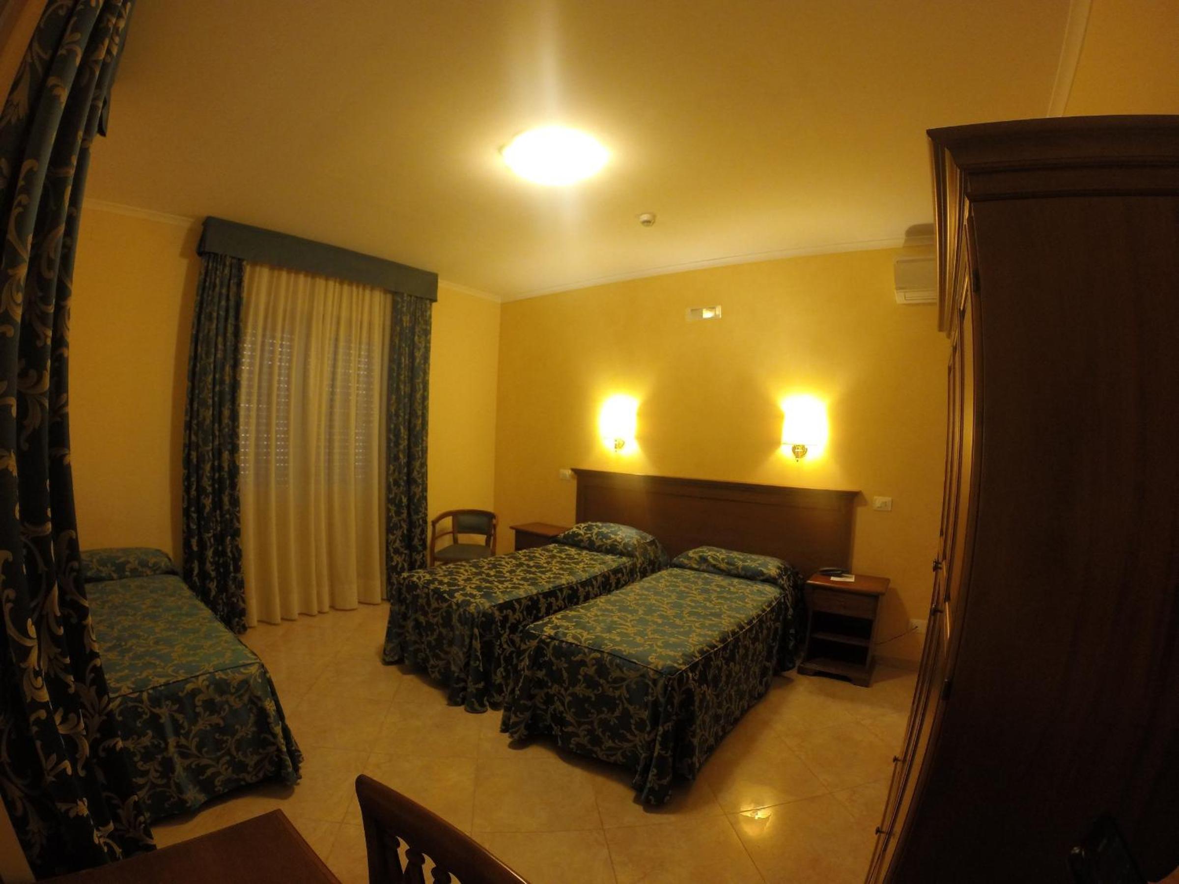 Twin Room - Photo 5