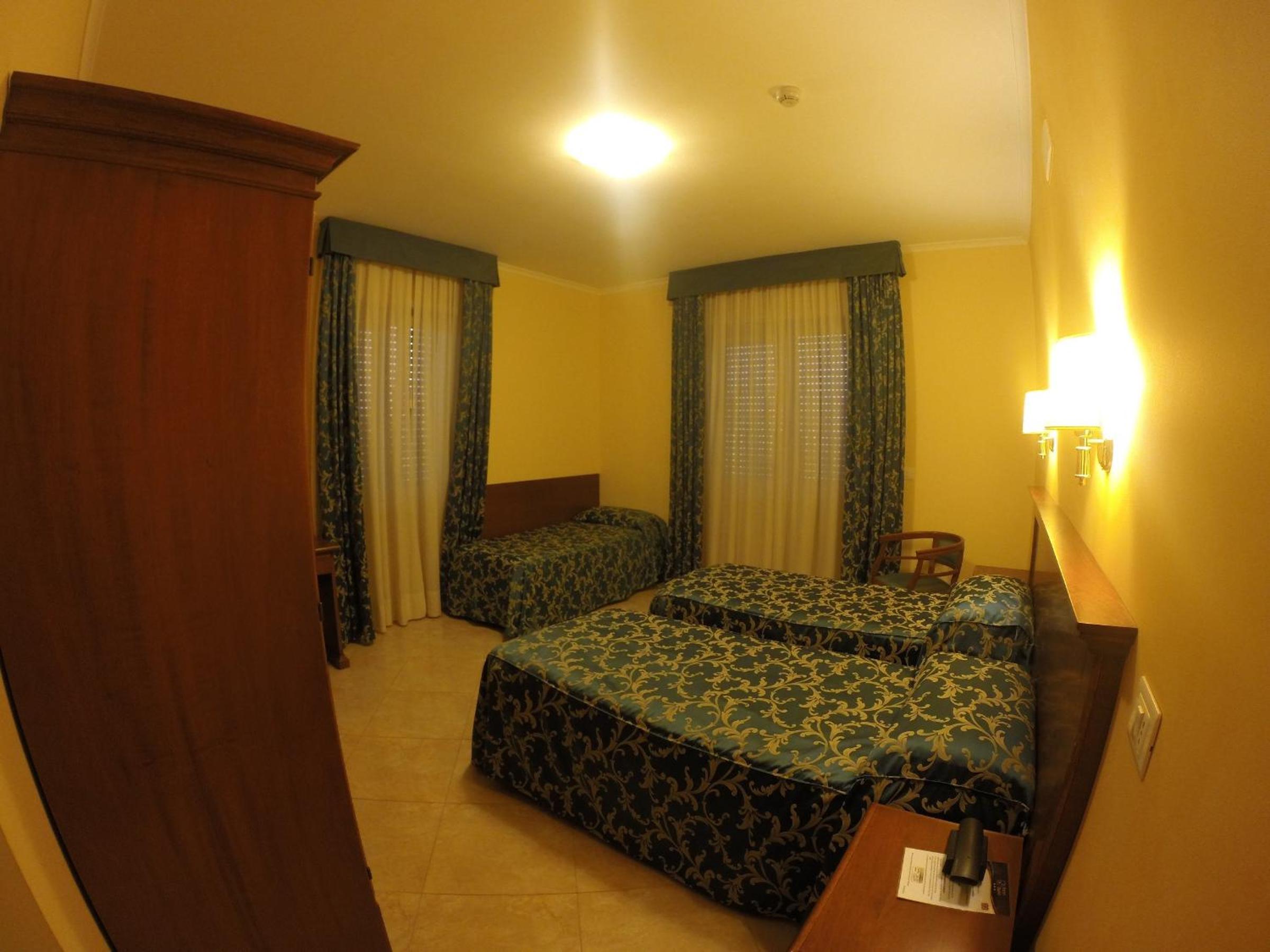 Twin Room - Photo 8