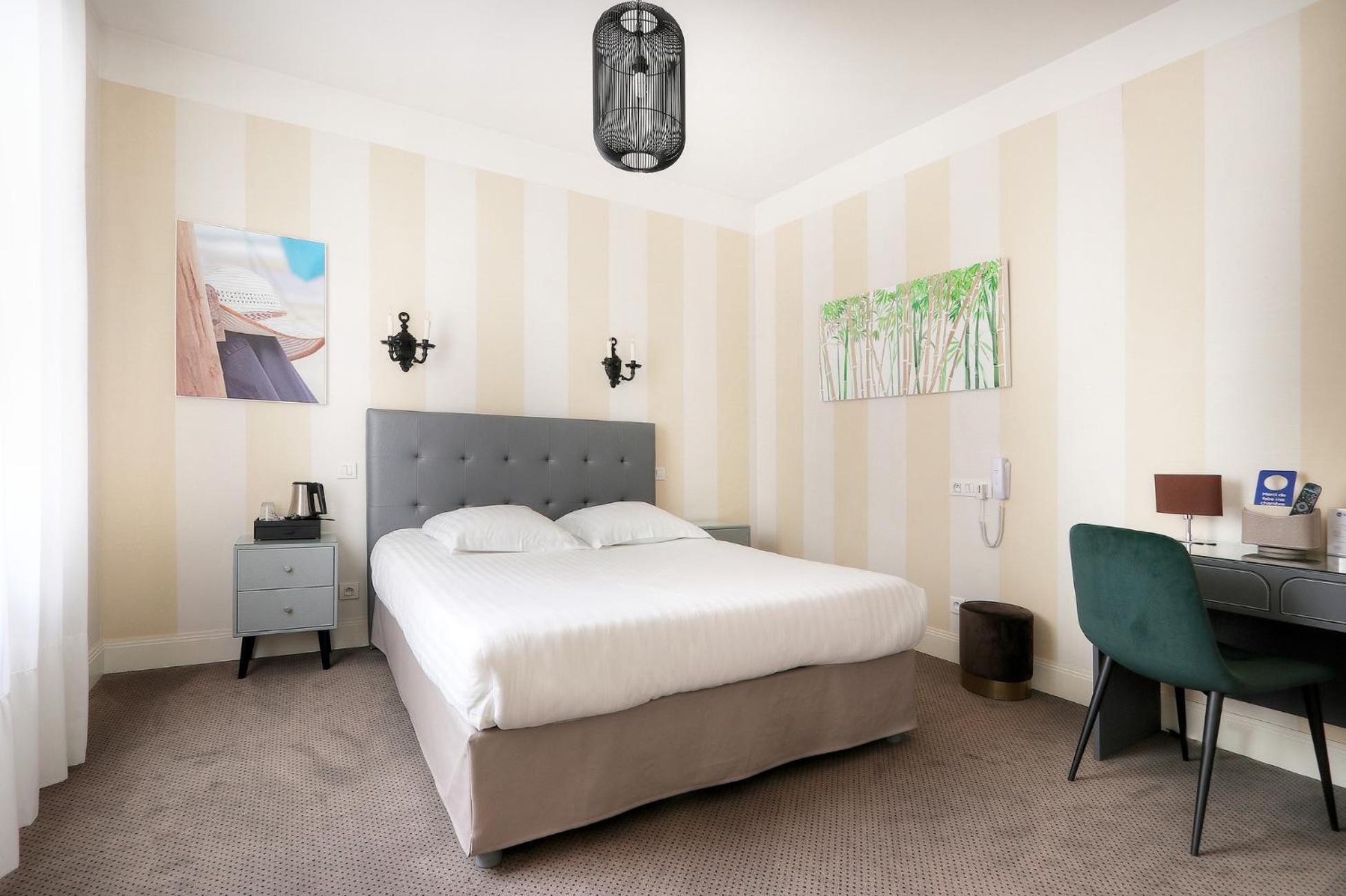 Superior Queen Room with Courtyard View - Photo 7