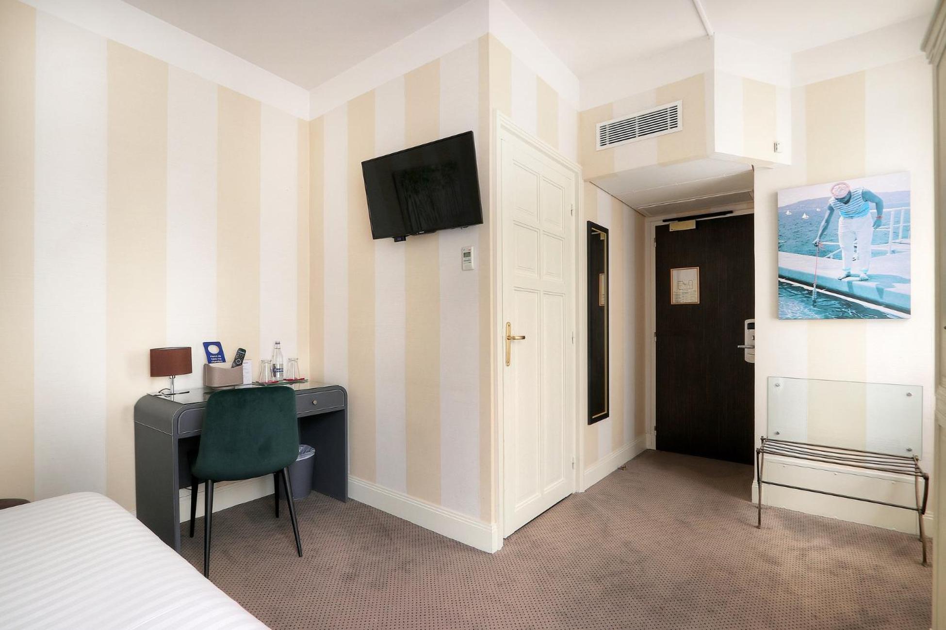Superior Queen Room with Courtyard View - Photo 4