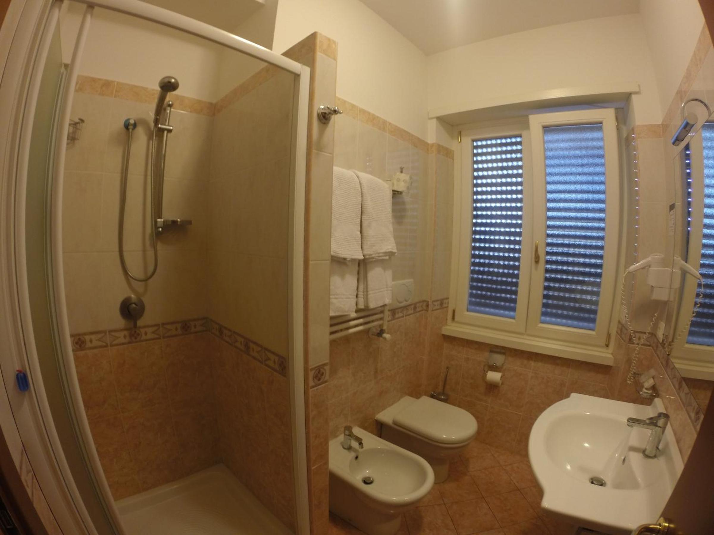 Twin Room - Photo 13
