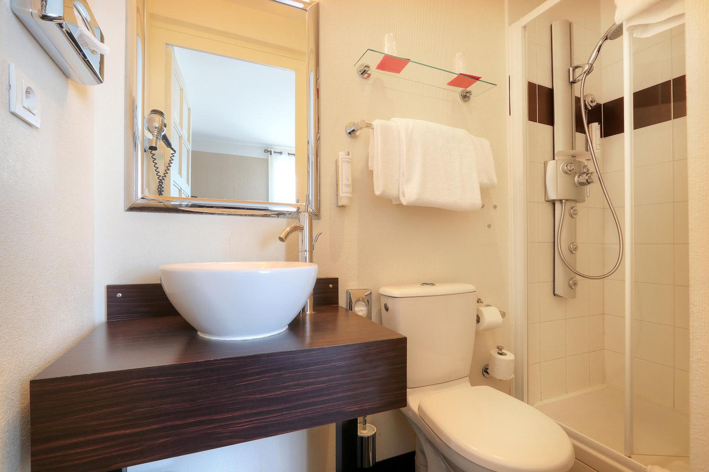 Classic Double Room with 2 Single Beds photo 3