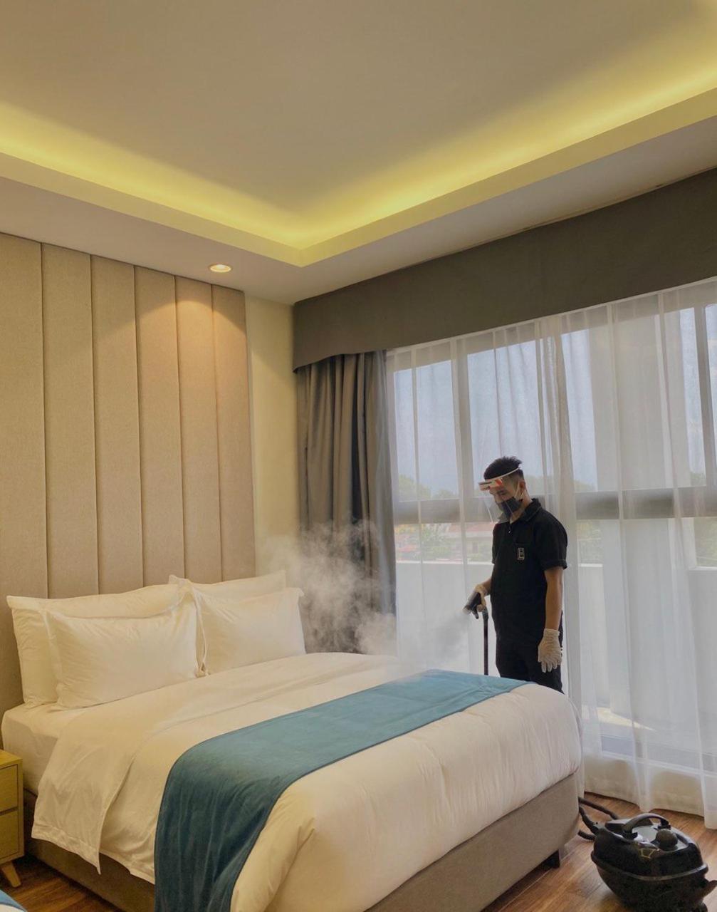 Deluxe King Room - Photo 16