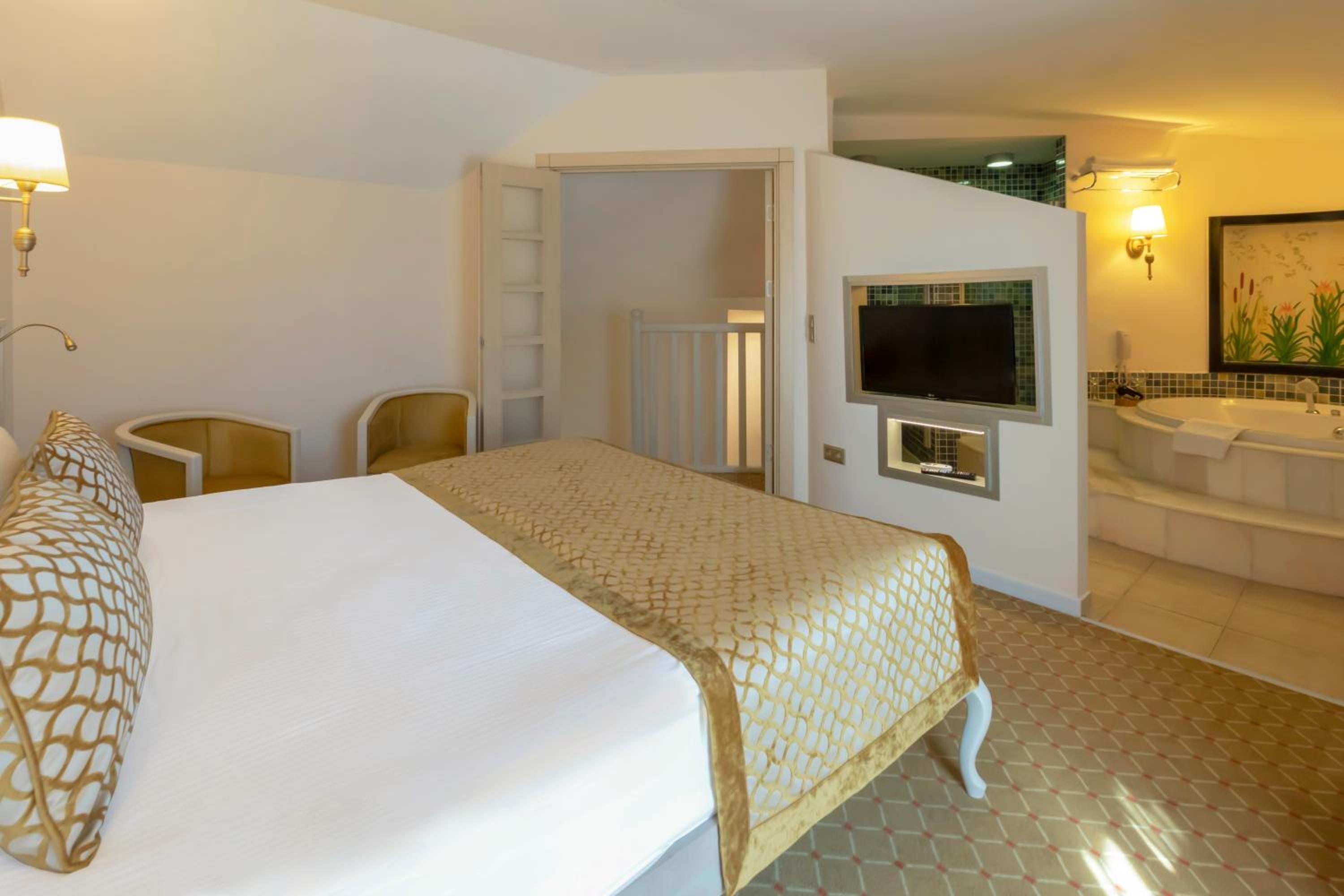 Club Duplex Room with Spa bath photo 2