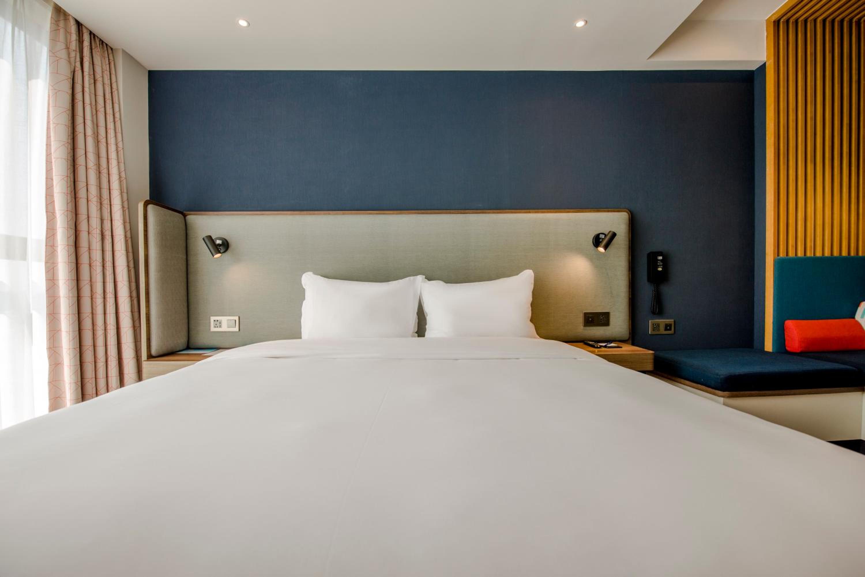 Standard King Room with City View - Photo 2