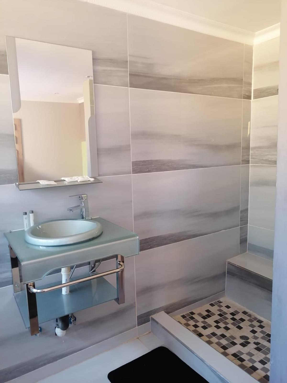 Standard Queen Room - Photo 8