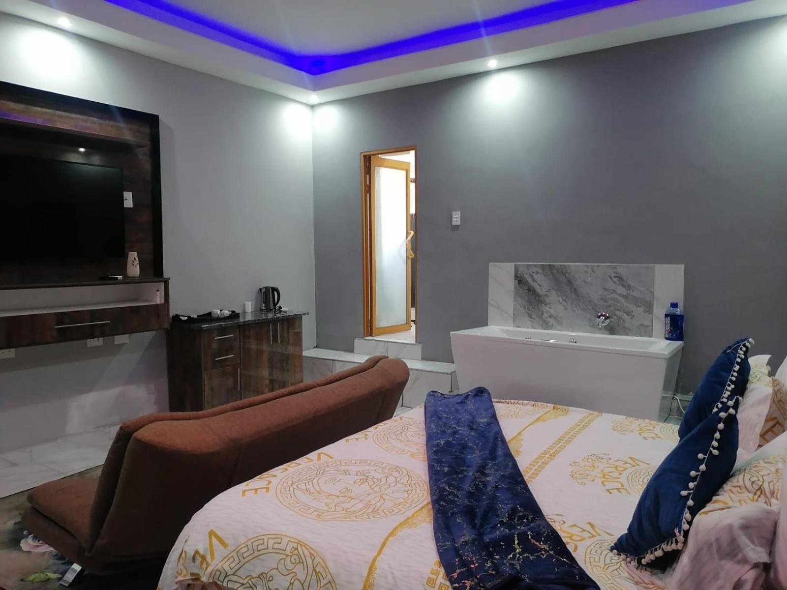 Suite - Photo 1