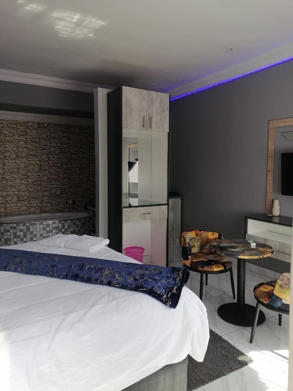 Queen Room - Photo 37