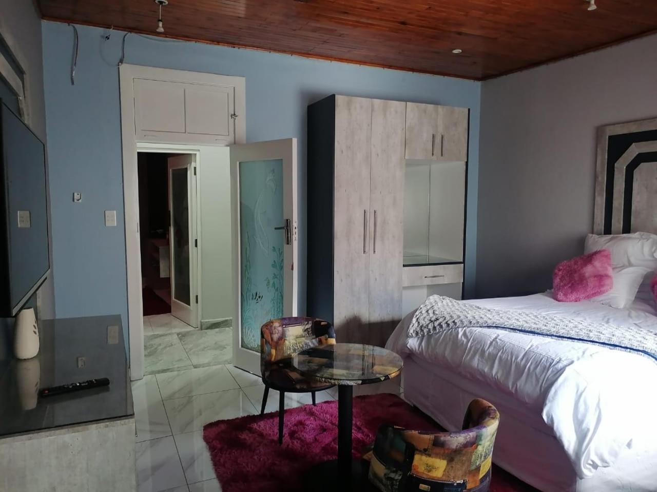 Queen Room - Photo 38