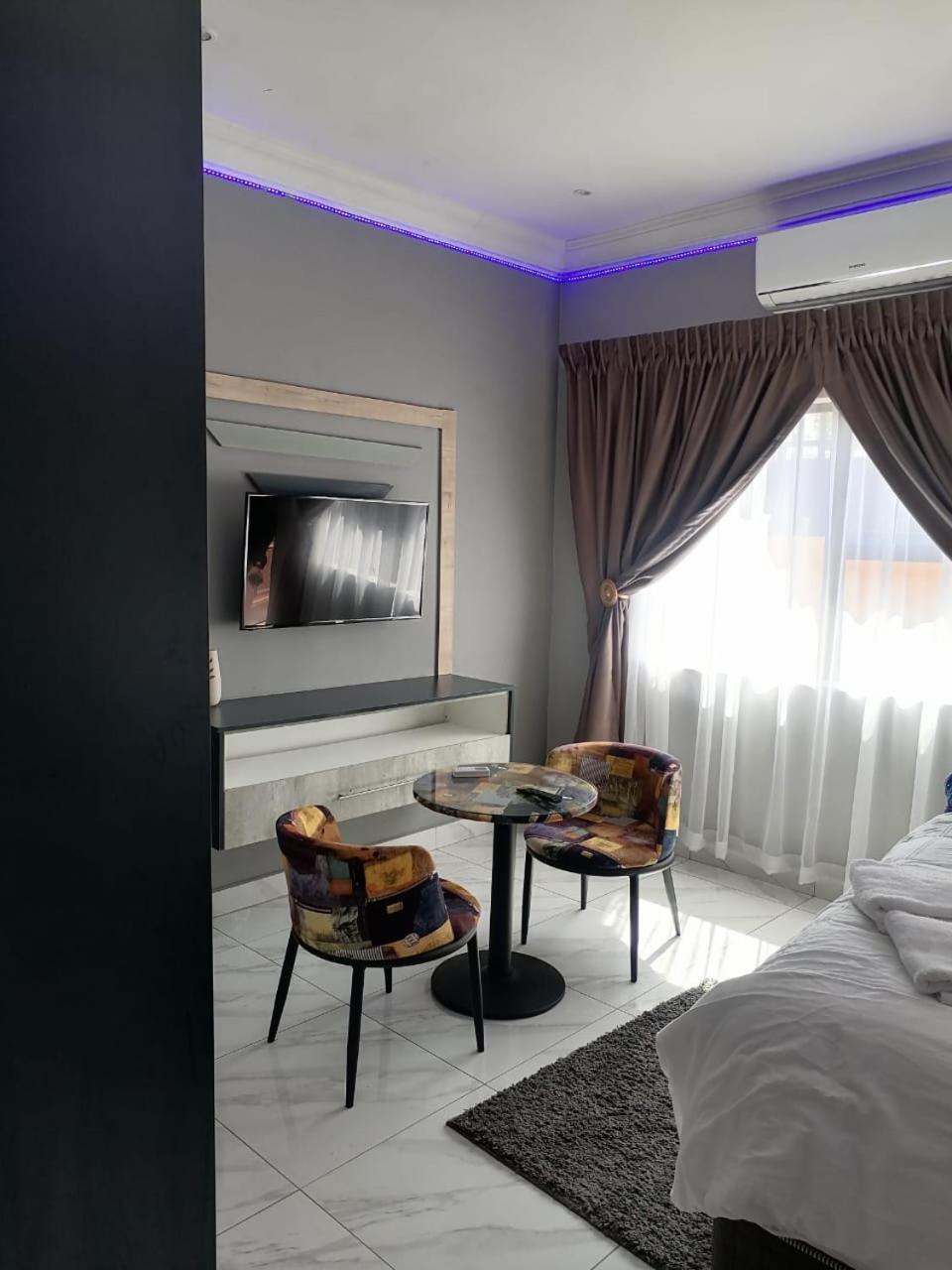Queen Room - Photo 23