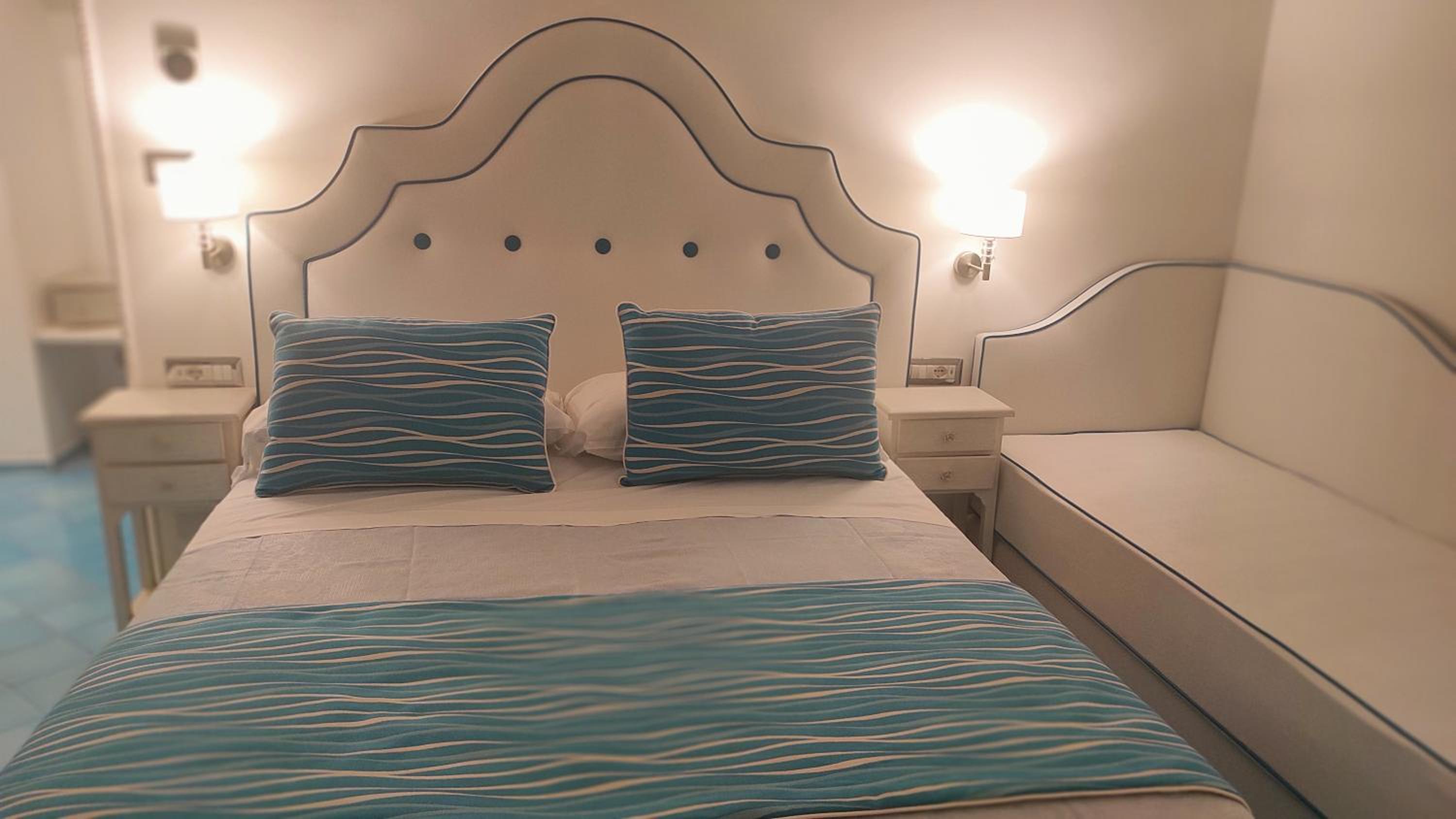 Double or Twin Room with View - Photo 35
