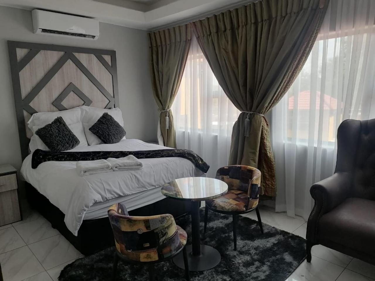 Queen Room - Photo 14