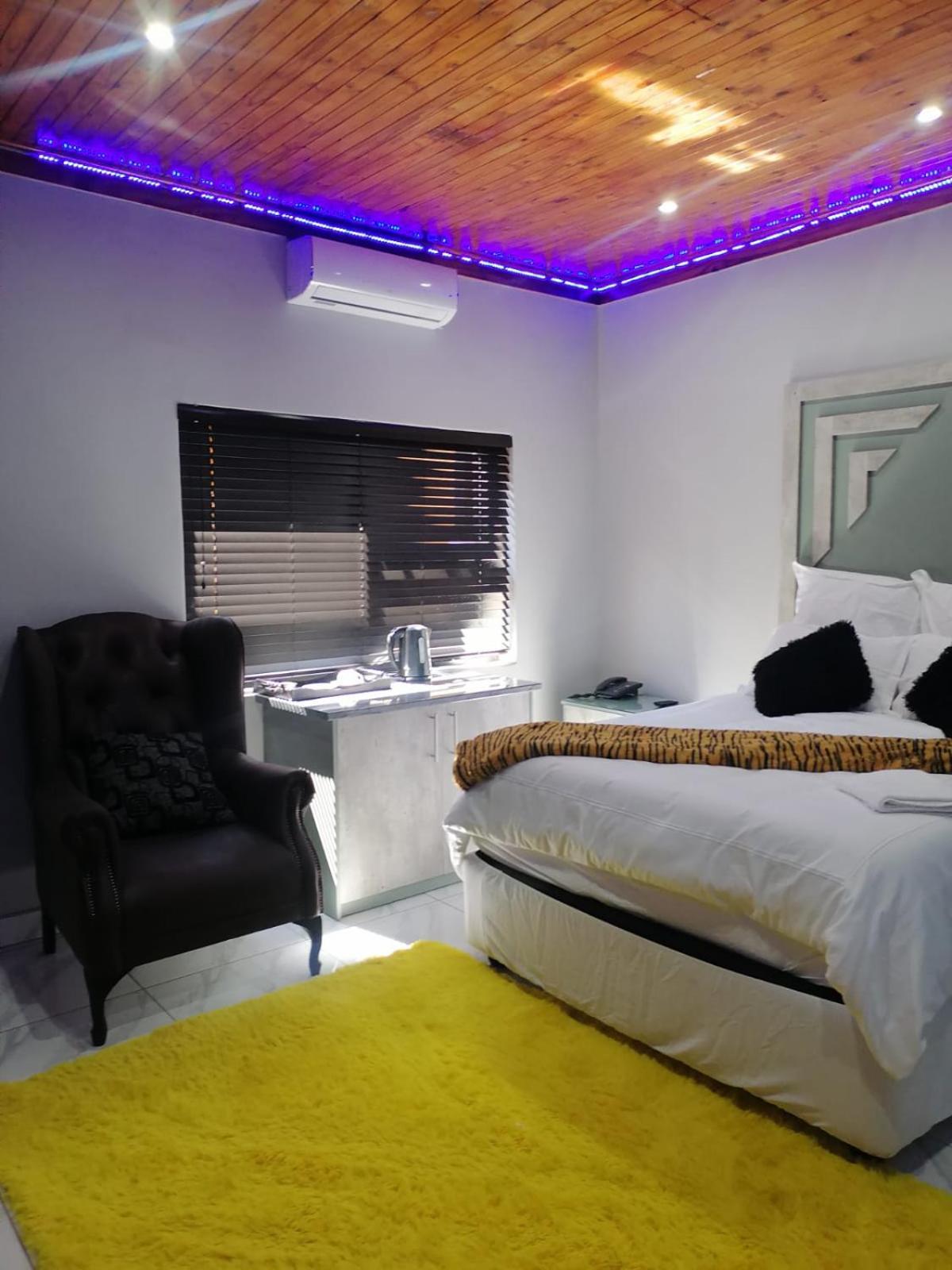 Queen Room - Photo 15