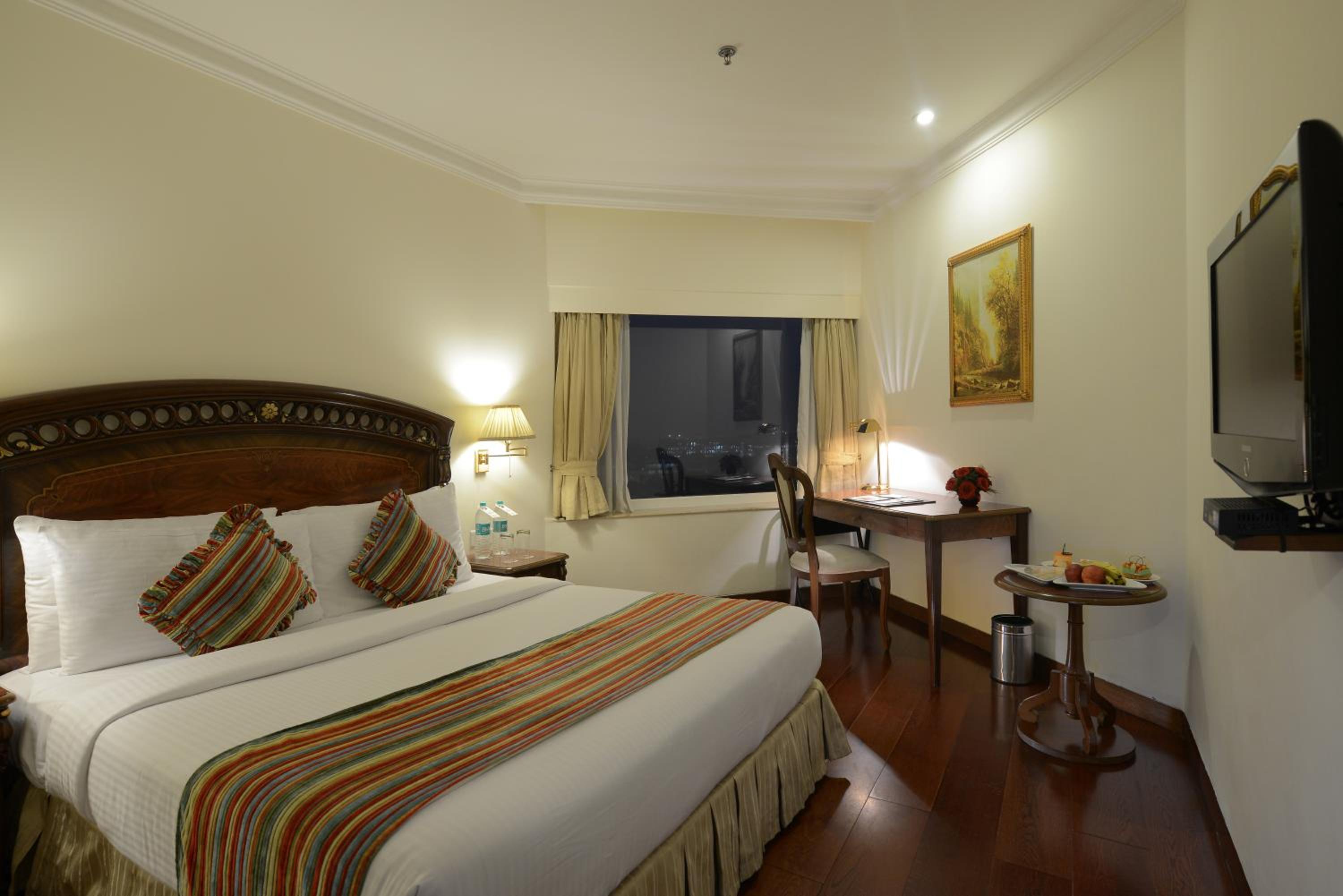 Deluxe King Room thumbnail 6