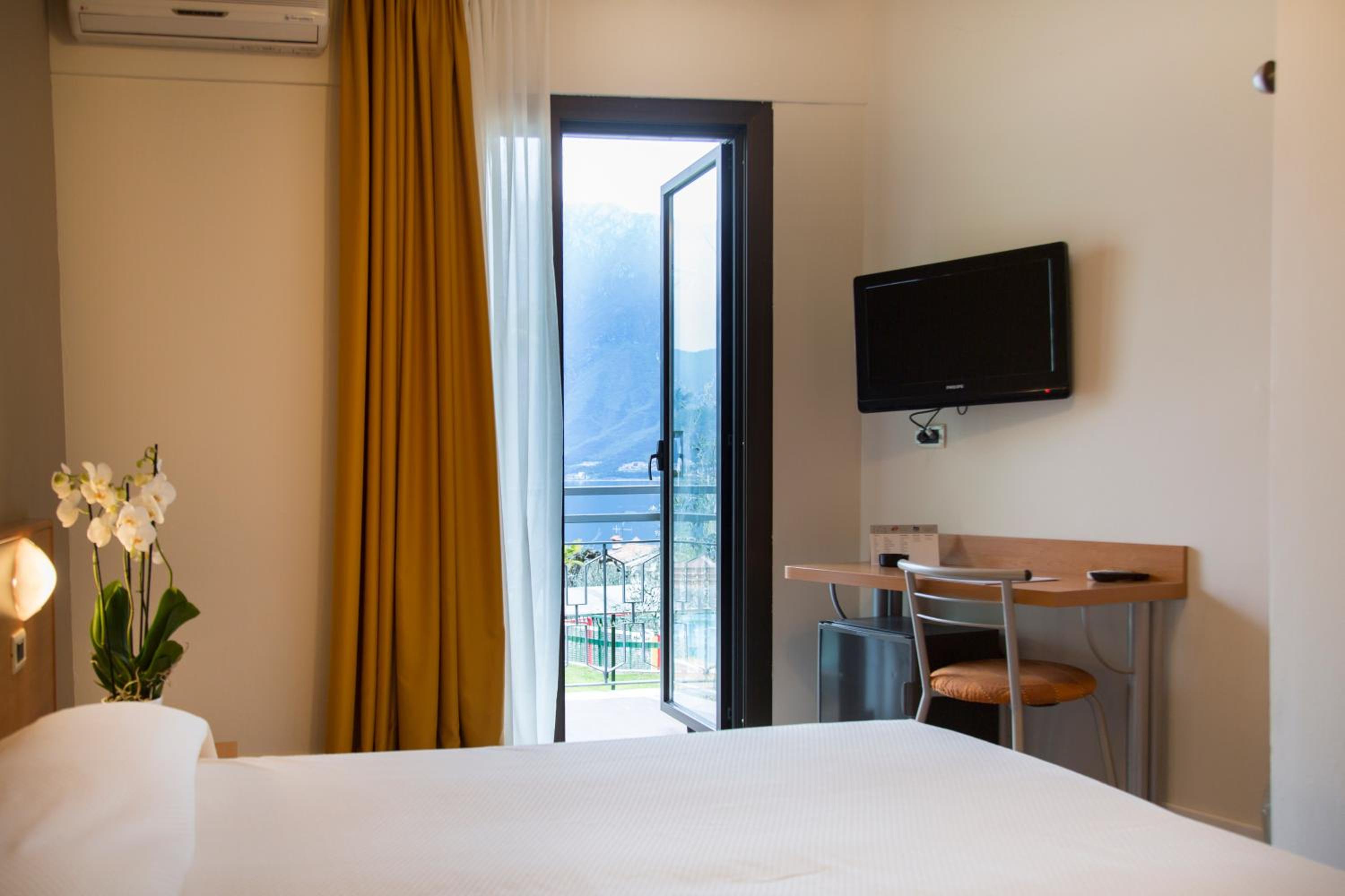 Standard Quadruple Room with Lake View photo 1