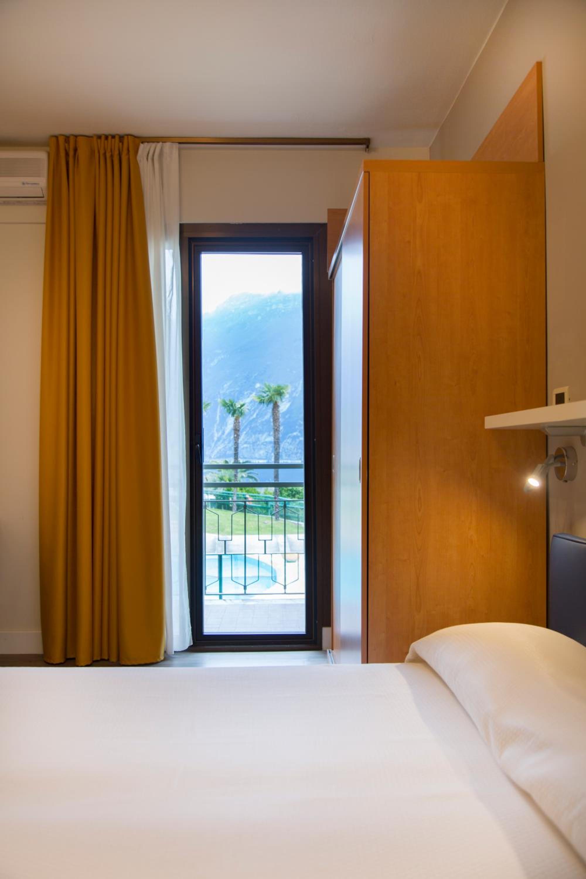 Standard Triple Room with Lake View photo 1